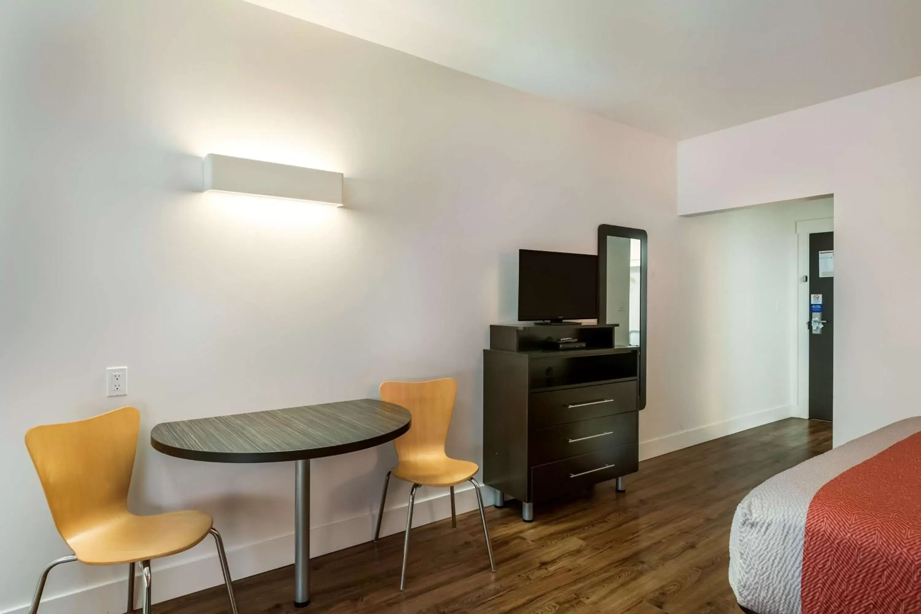 TV and multimedia, Bed in Motel 6-Moncton, NB TV and multimedia, Bed in Motel 6-Moncton, NB