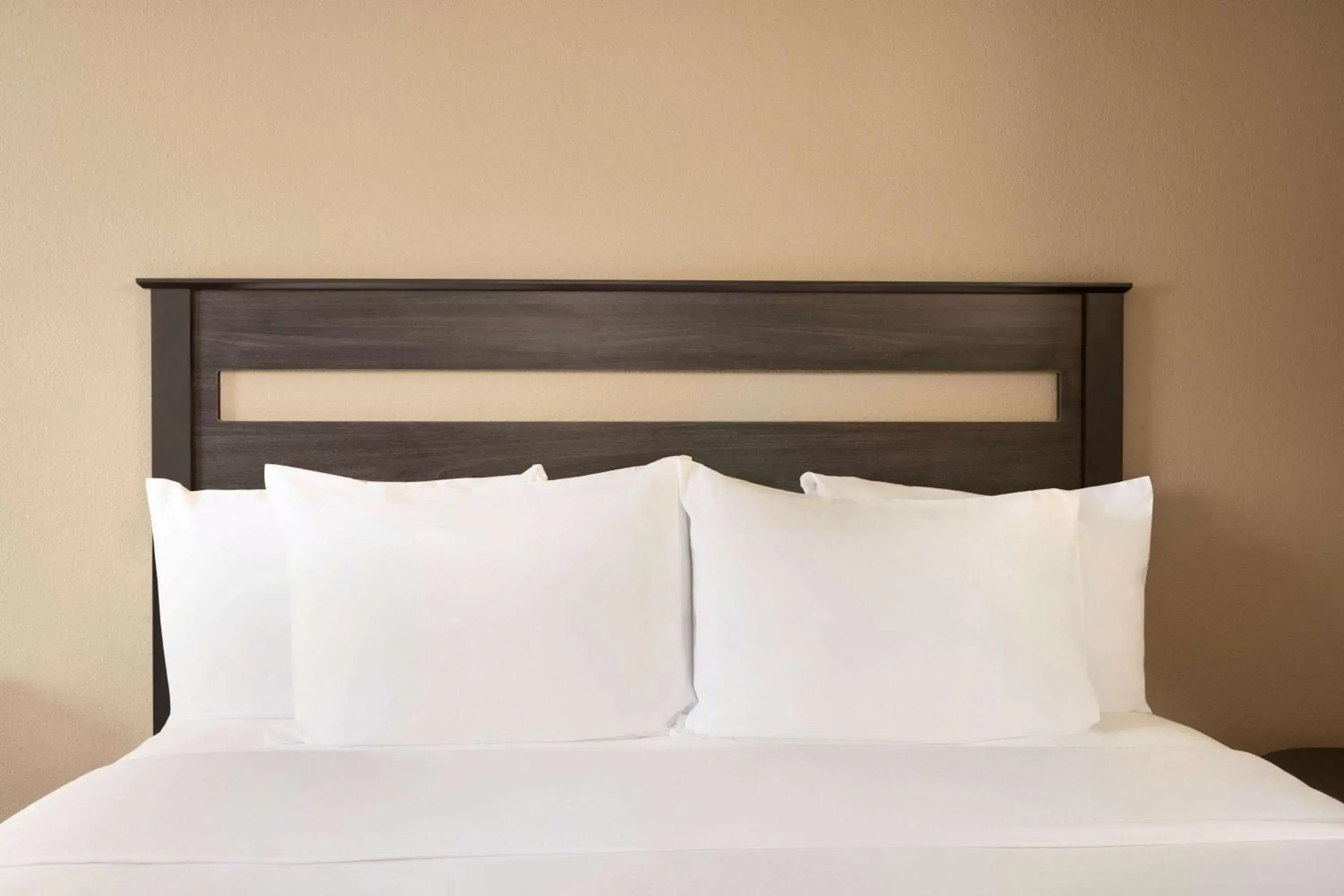 Photo of the whole room, Bed in Baymont by Wyndham Hearne Photo of the whole room, Bed in Baymont by Wyndham Hearne