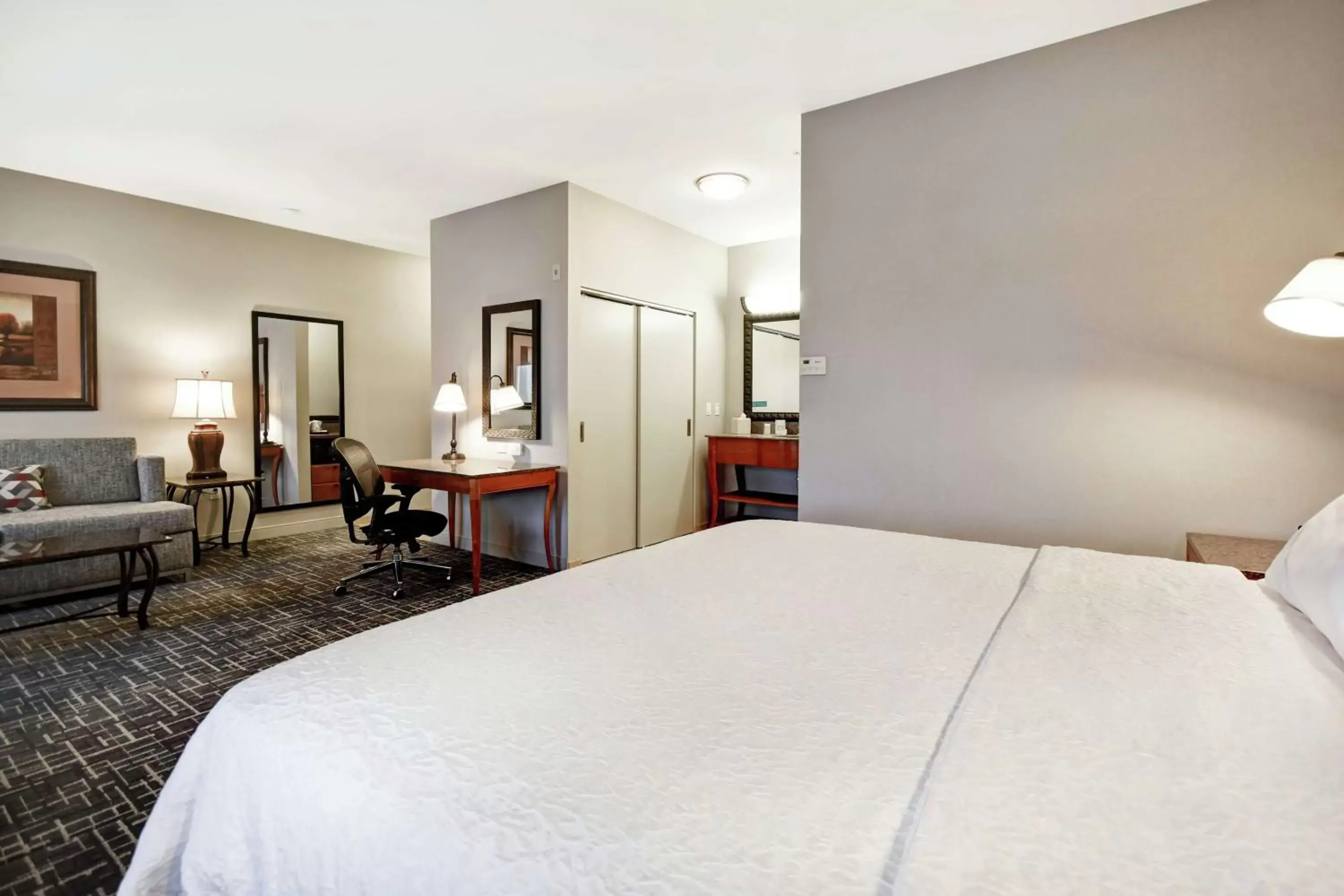 Living room, Bed in Hampton Inn & Suites Salt Lake City-West Jordan