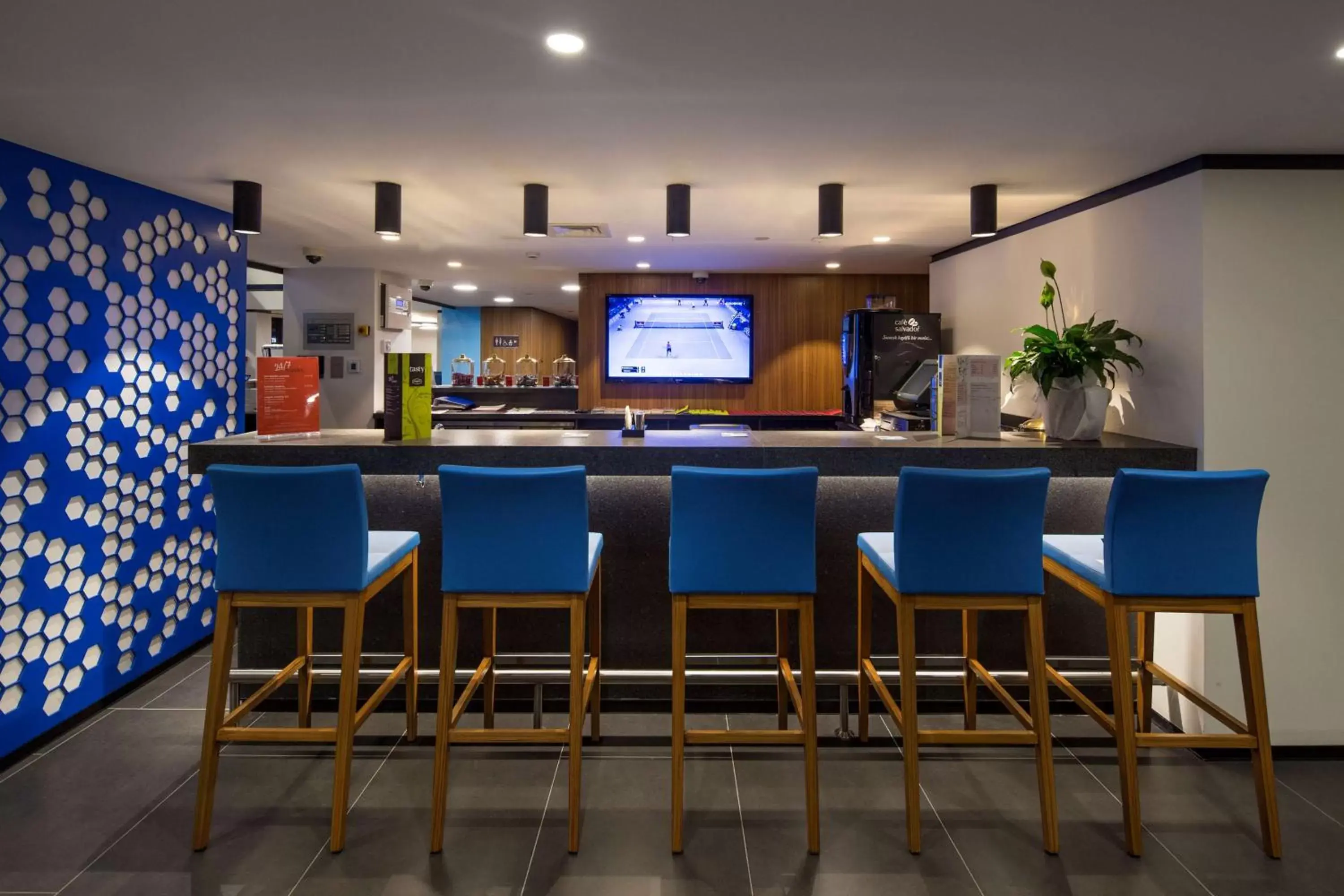 Lounge or bar in Hampton by Hilton Istanbul Kurtkoy