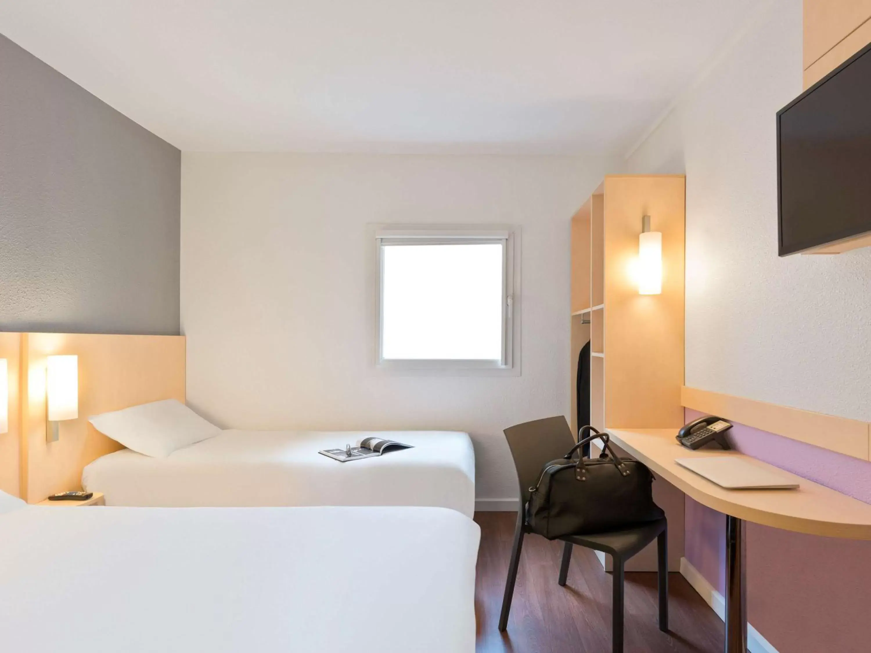 Photo of the whole room, Bed in ibis budget Cannes Centre Ville