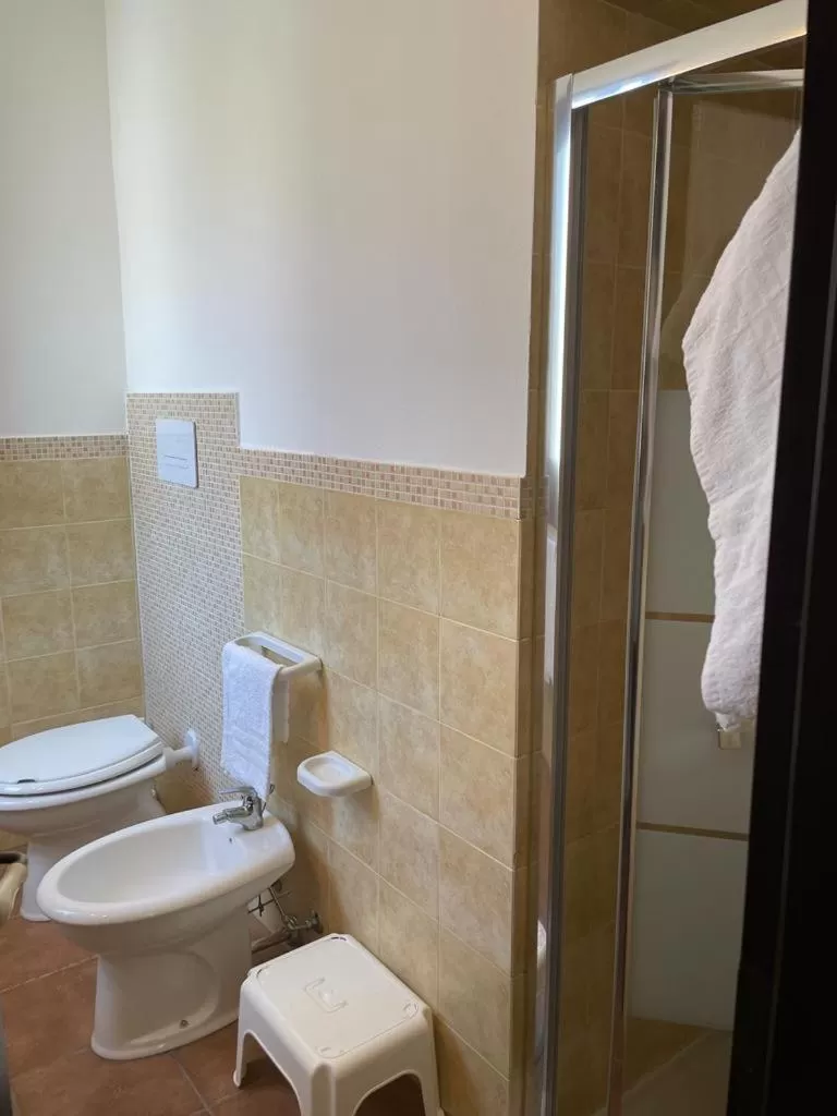 Bathroom in Ai Dammusi Rooms