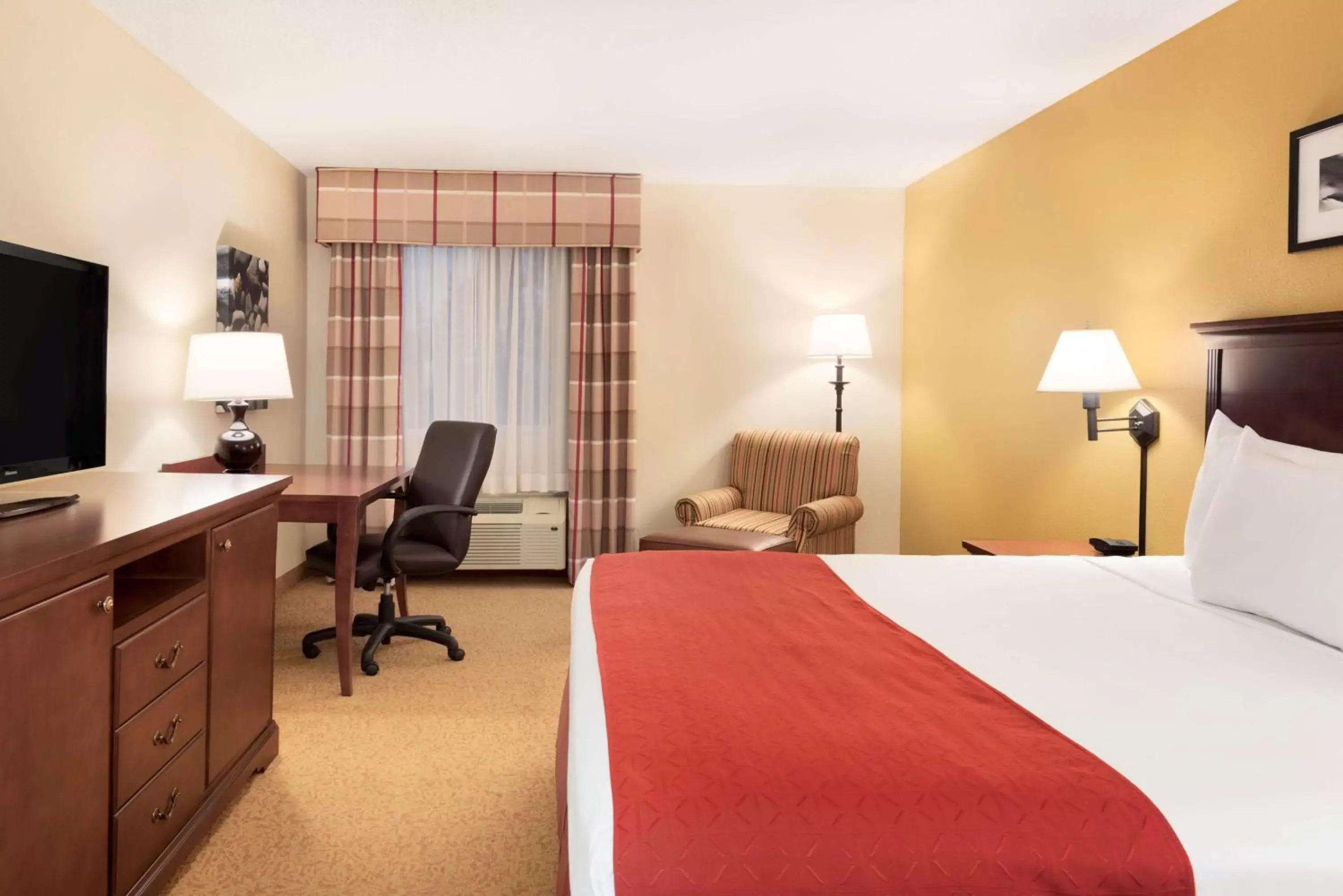 Photo of the whole room, Bed in Country Inn & Suites by Radisson, Cedar Rapids Airport, IA