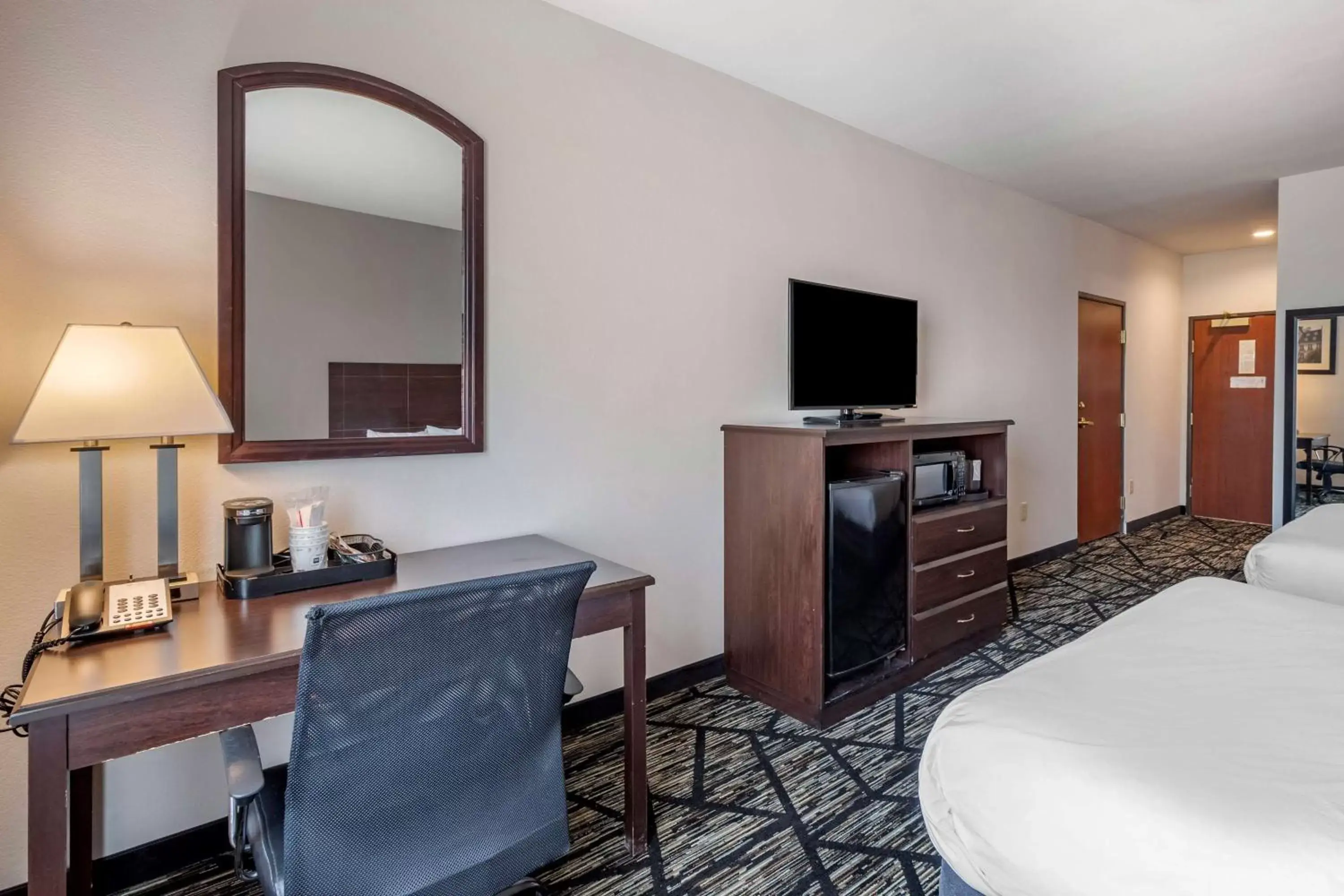 Bedroom, TV/Entertainment Center in Best Western Plus McKinney Inn and Suites