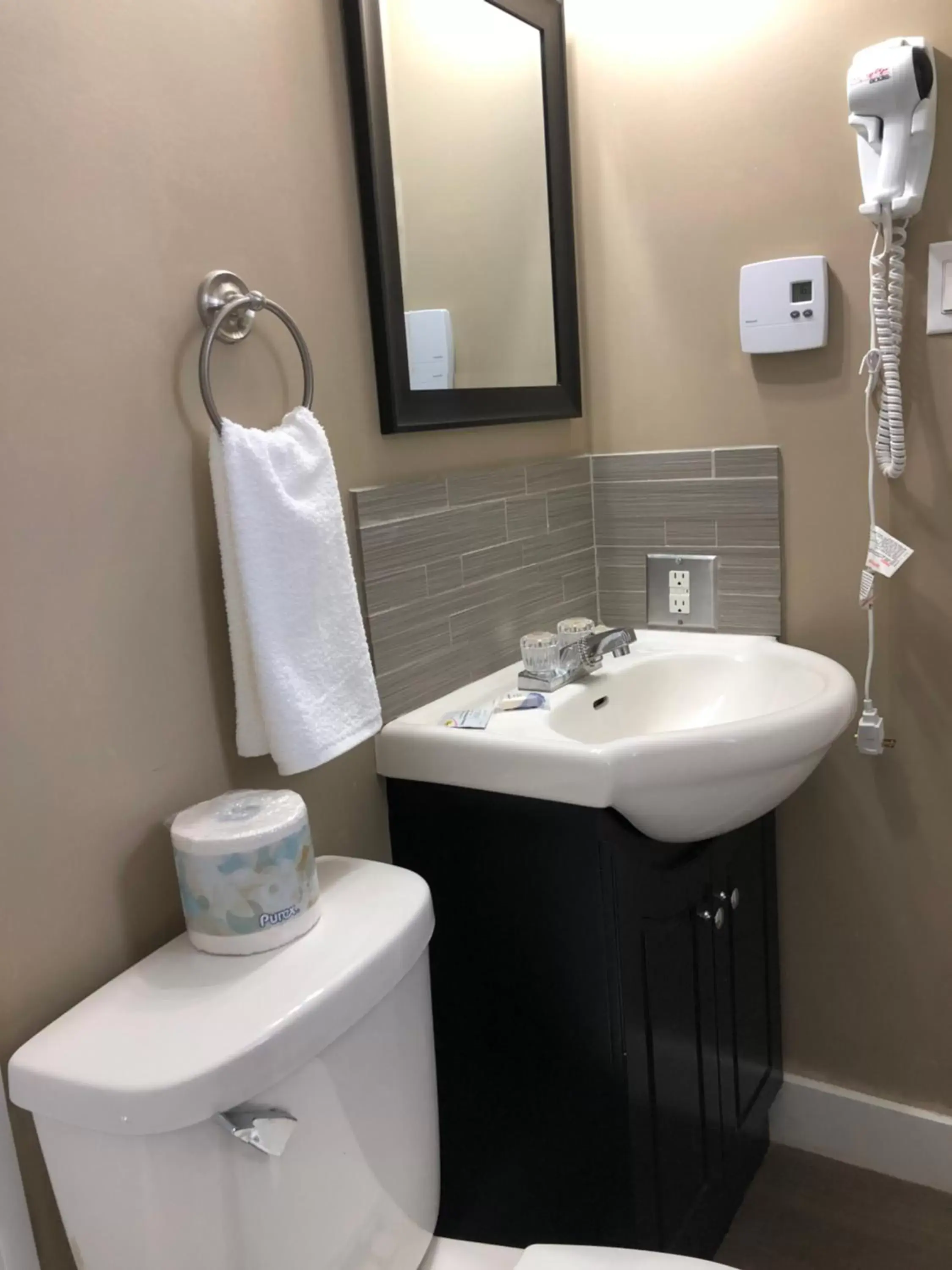 Bathroom in Royalty Maples Cottages and Motel