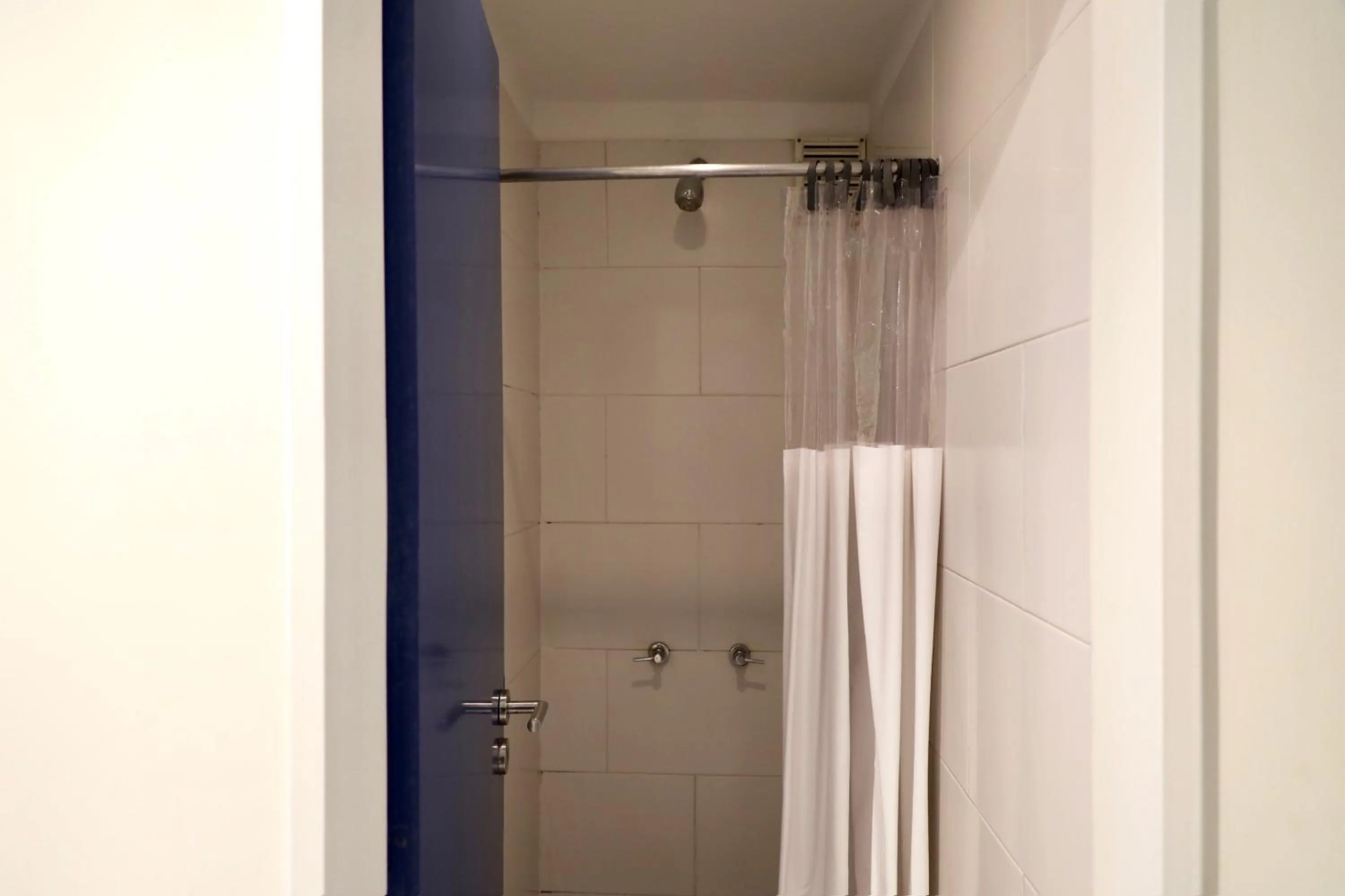 Shower in America Del Sur Hostel Buenos Aires