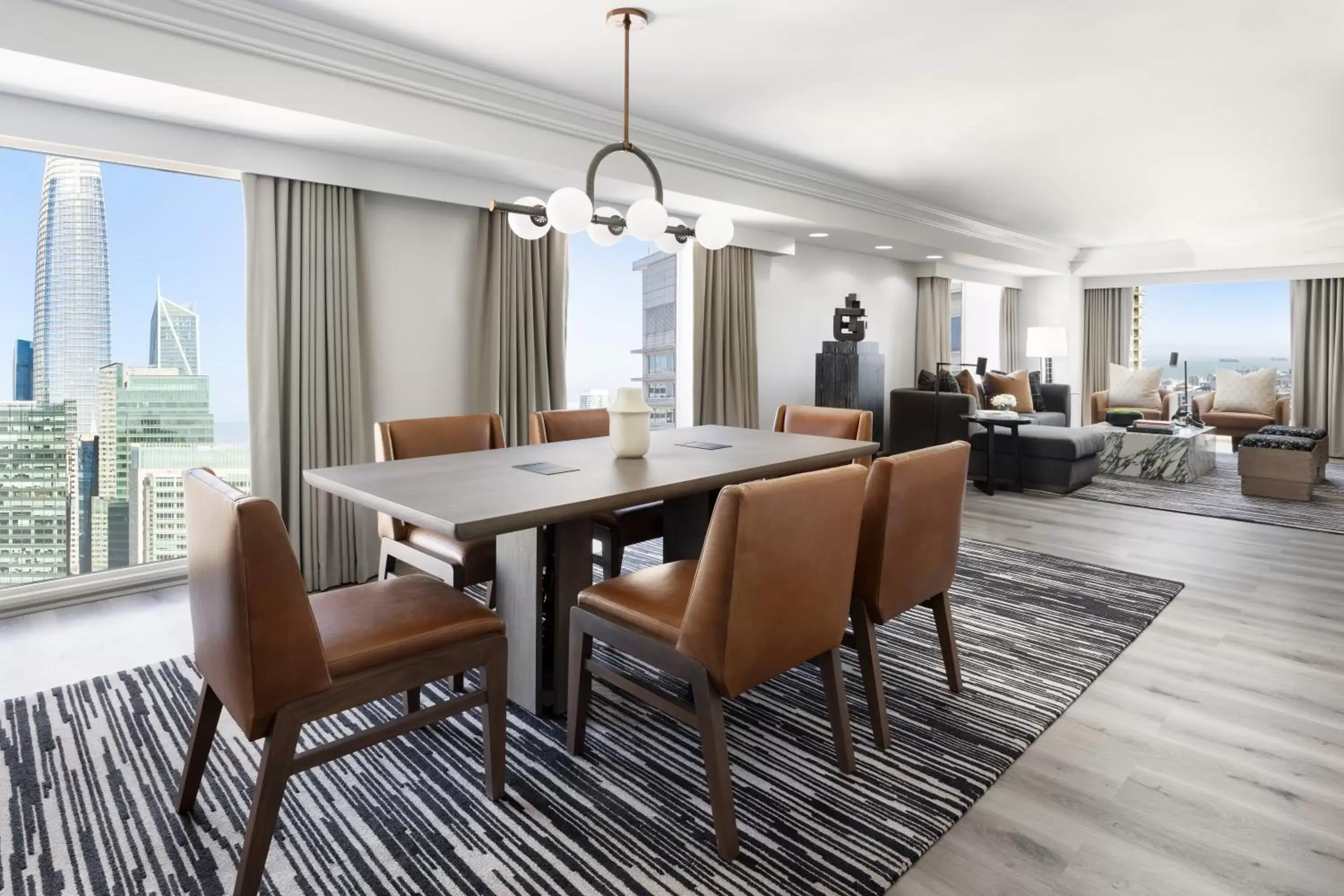 Dining area in Hyatt Regency San Francisco Downtown SOMA