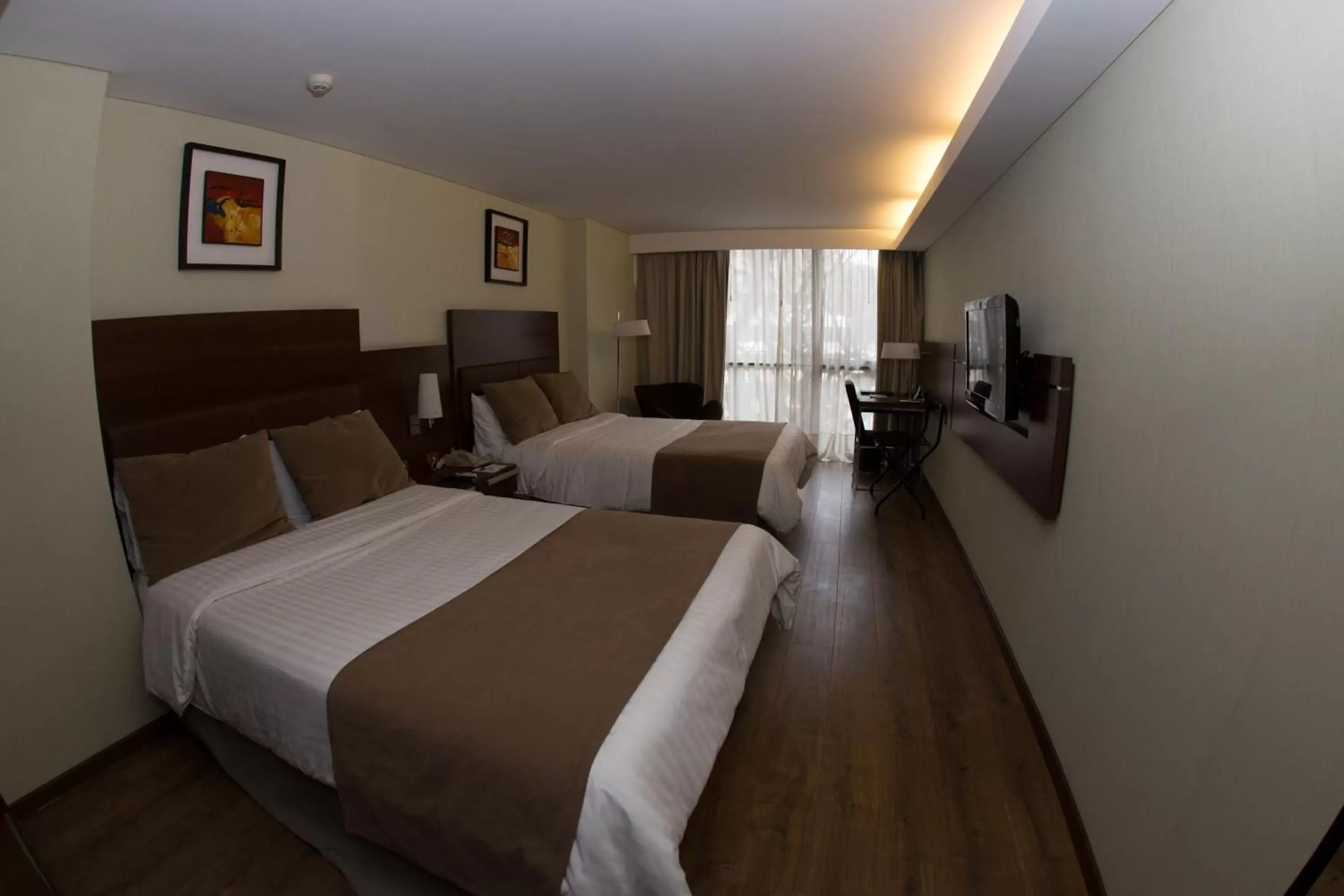 Bedroom, Bed in Howard Johnson La Cañada Hotel & Suites