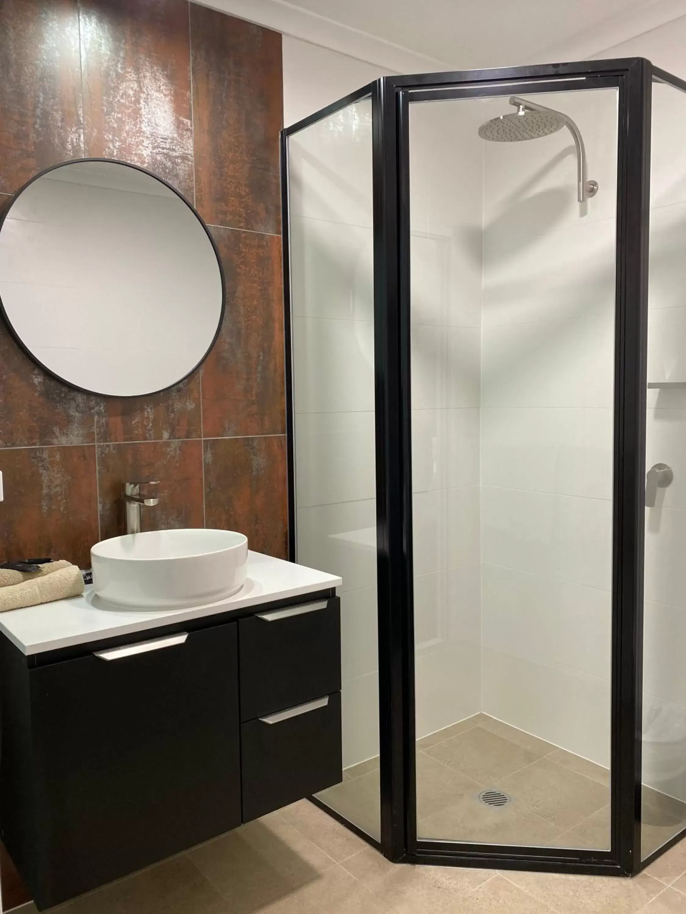 Bathroom in Cattlemans Country Motor Inn & Serviced Apartments