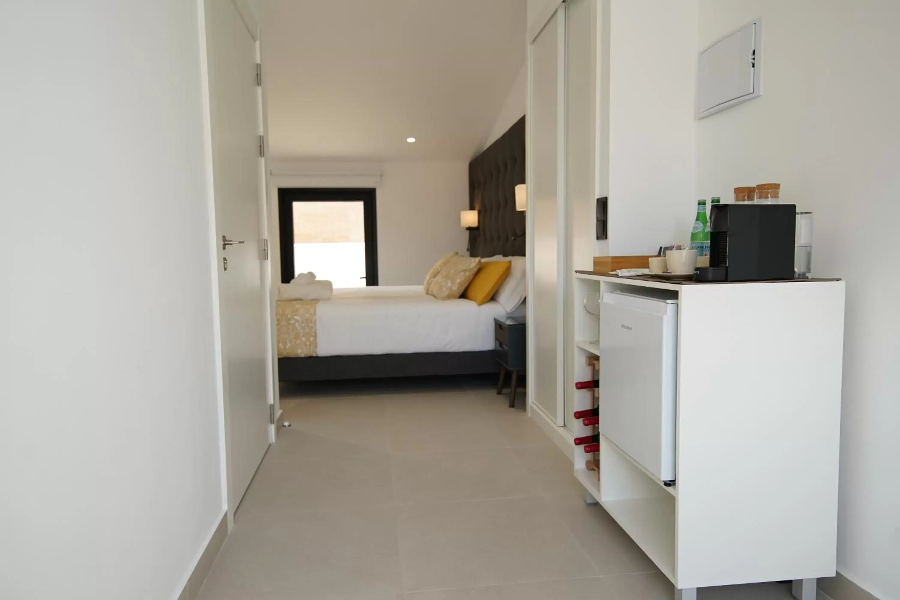 Bed, Kitchen/Kitchenette in Suites Puerto Valencia