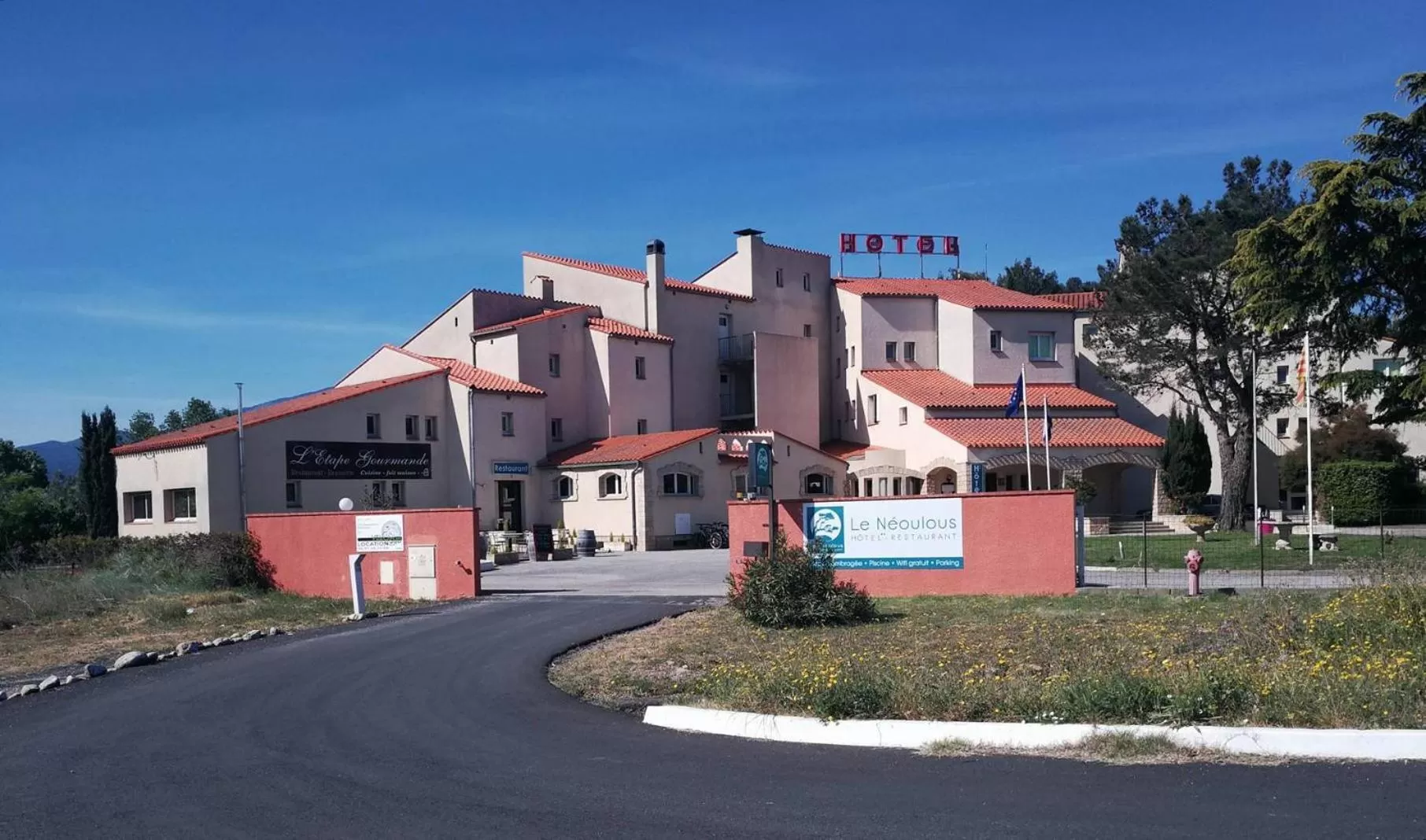 Facade/entrance in Le Neoulous