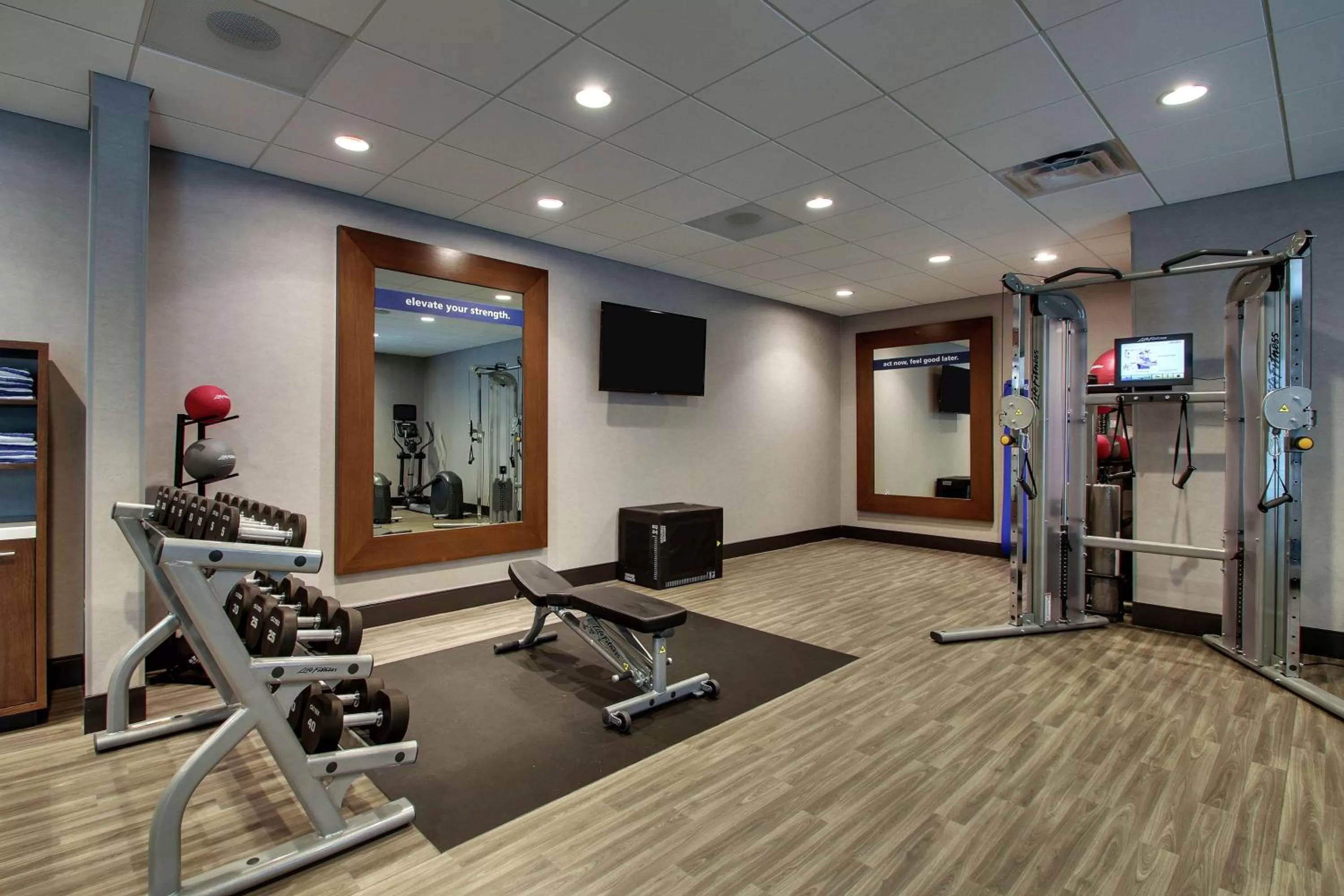 Fitness centre/facilities in Hampton Inn & Suites By Hilton Southport