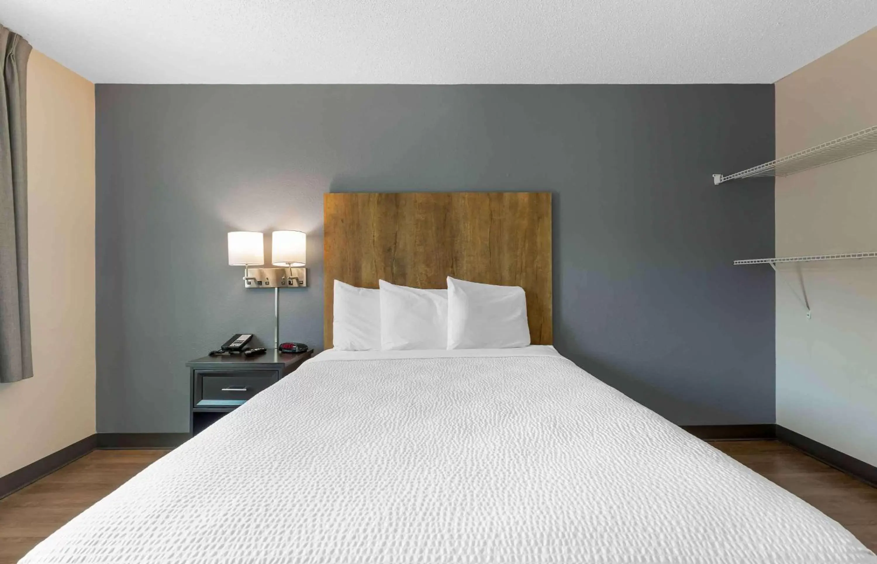 Bedroom, Bed in Extended Stay America Suites - Washington, DC - Centreville - Manassas