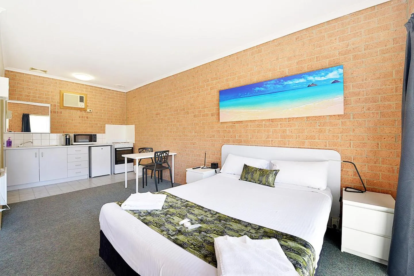 Photo of the whole room in Cranbourne Motor Inn