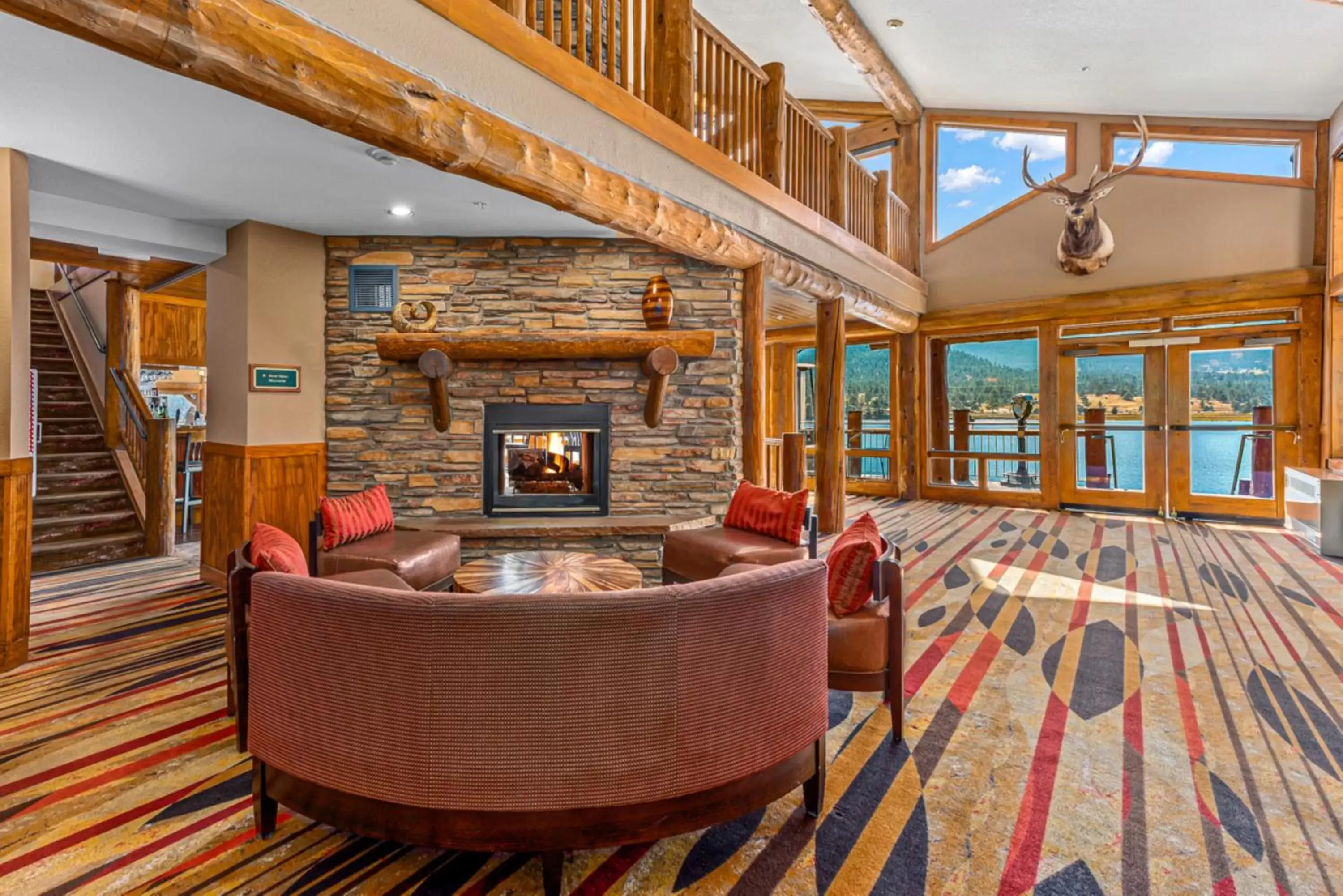 Communal lounge/ TV room, Lounge/Bar in The Estes Park Resort