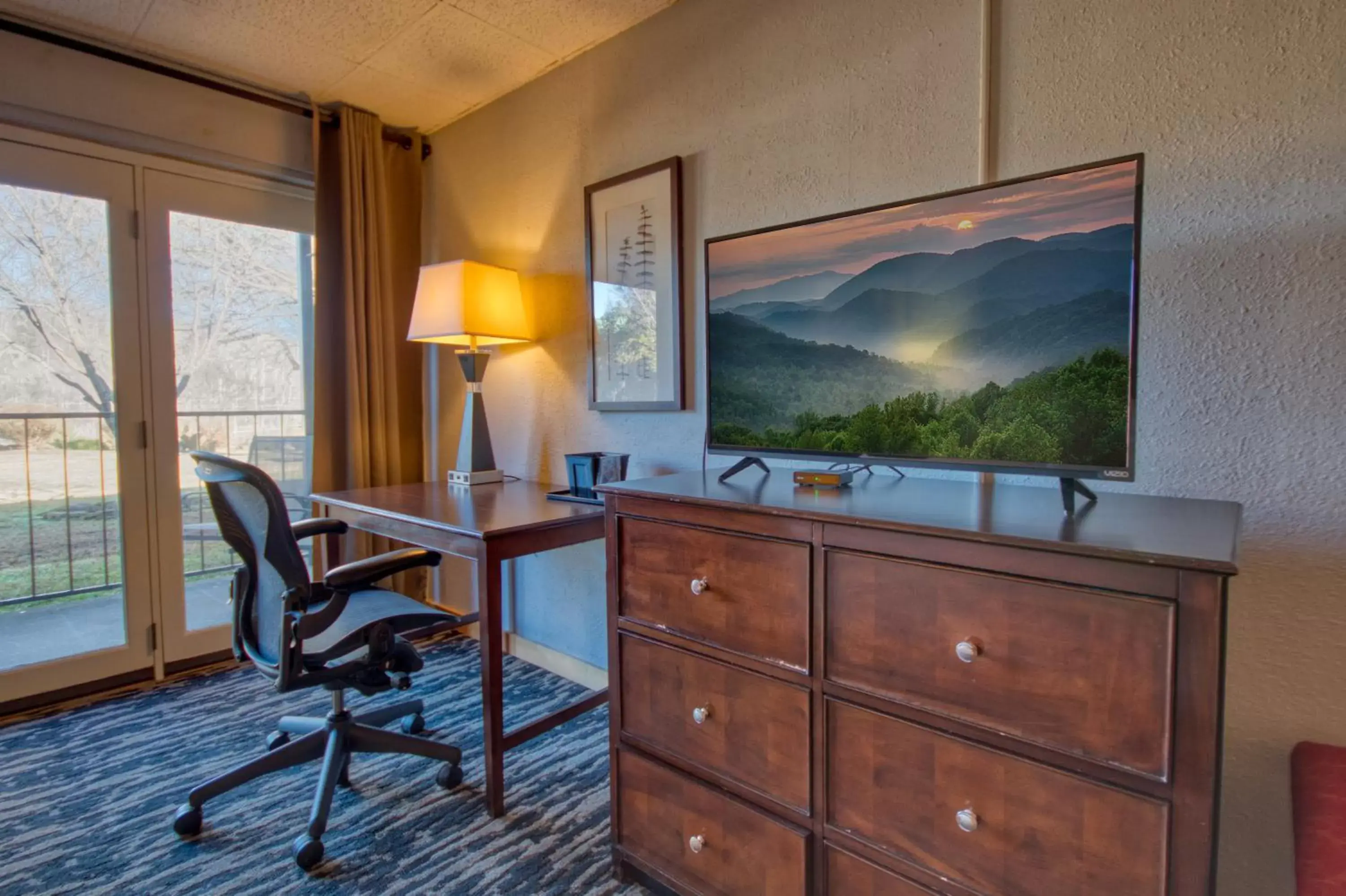 Communal lounge/ TV room, Kitchen/Kitchenette in Tremont Lodge & Resort