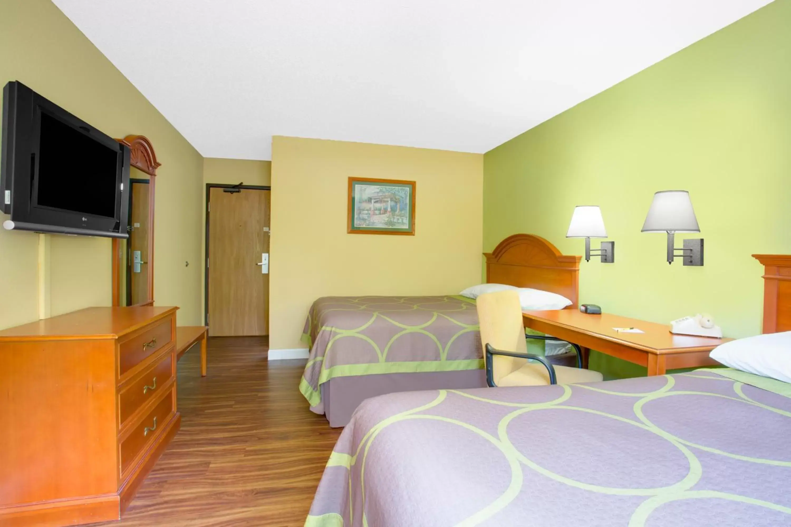 Photo of the whole room, Bed in Super 8 by Wyndham Gainesville