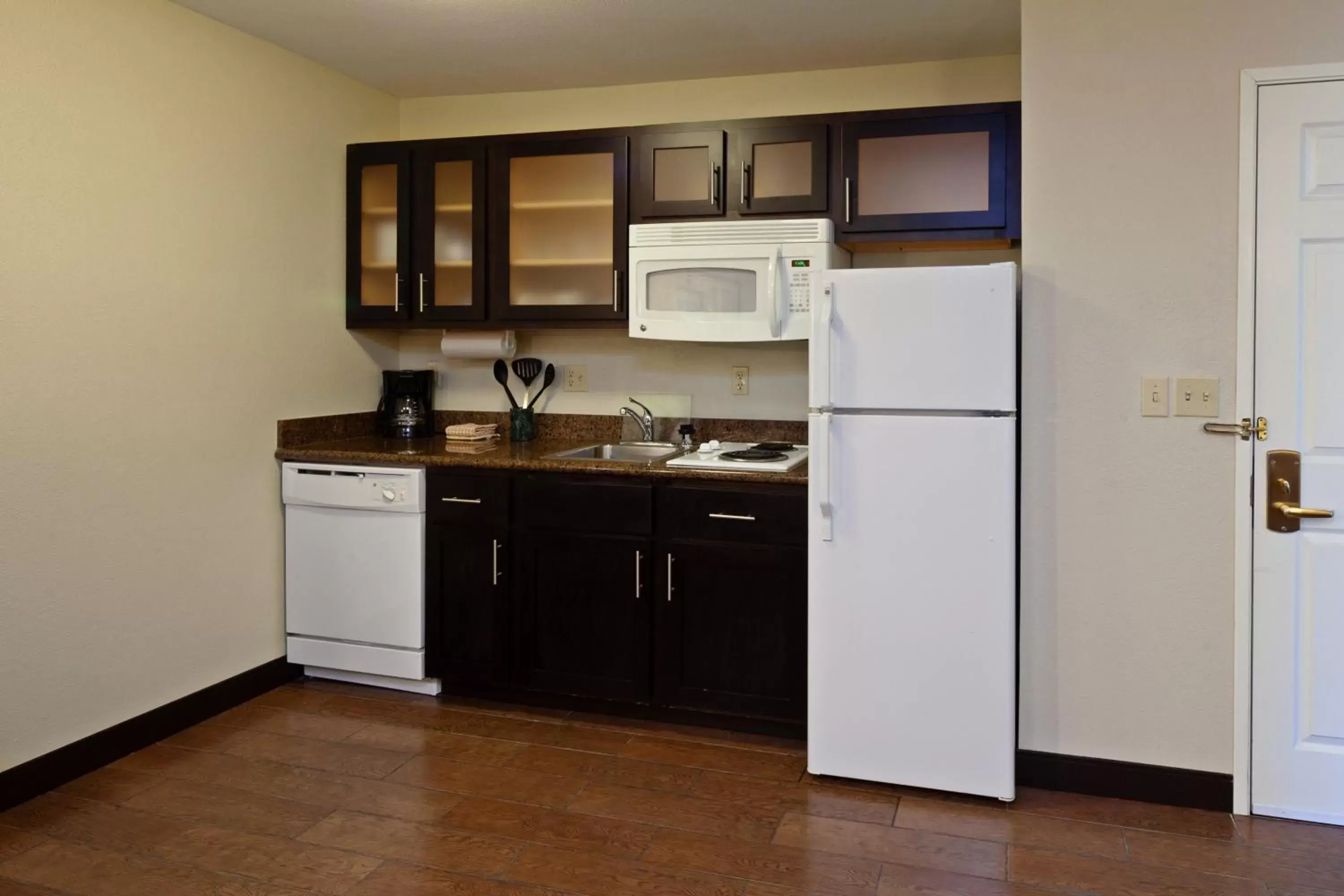 Photo of the whole room, Kitchen/Kitchenette in Staybridge Suites Fairfield Napa Valley Area, an IHG Hotel