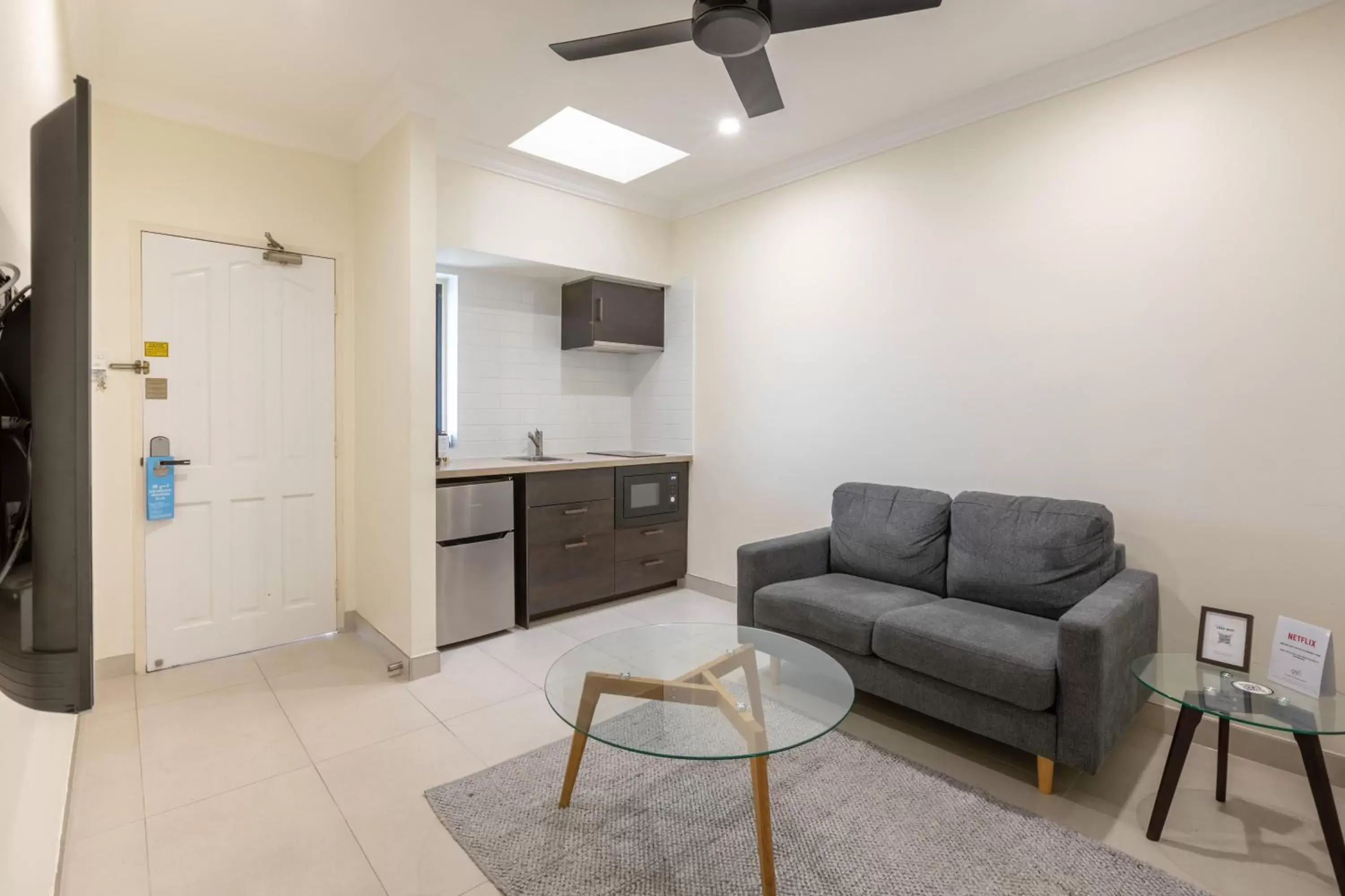 Kitchen or kitchenette, Seating Area in Coopers Colonial Motel