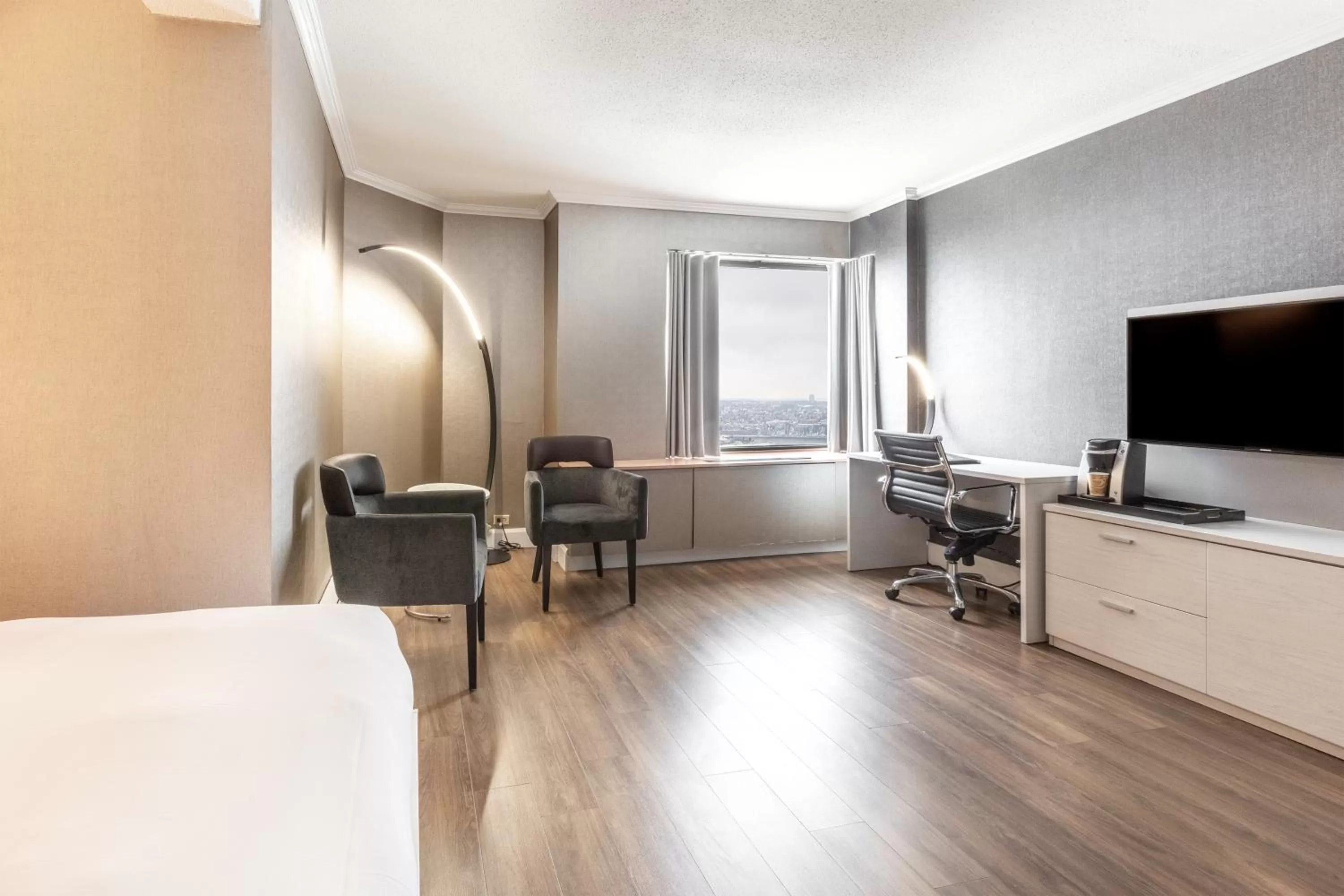 Bedroom, Bed in Hôtel Le Concorde Québec