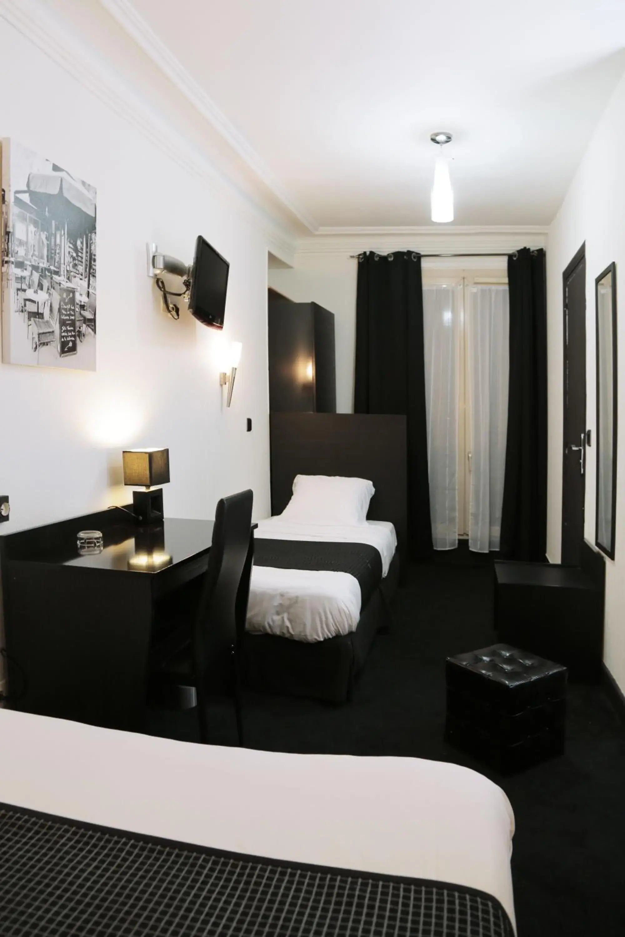 Bedroom in Hotel De L'Exposition - Republique