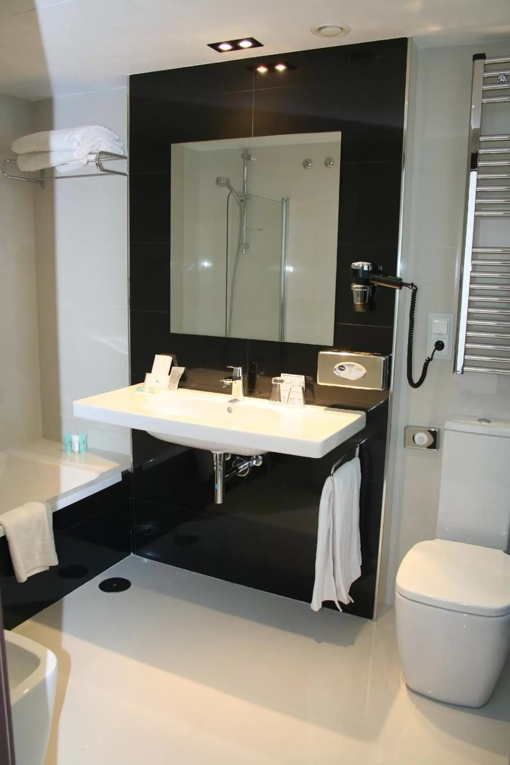 Bathroom in Hotel Villa Rosario II