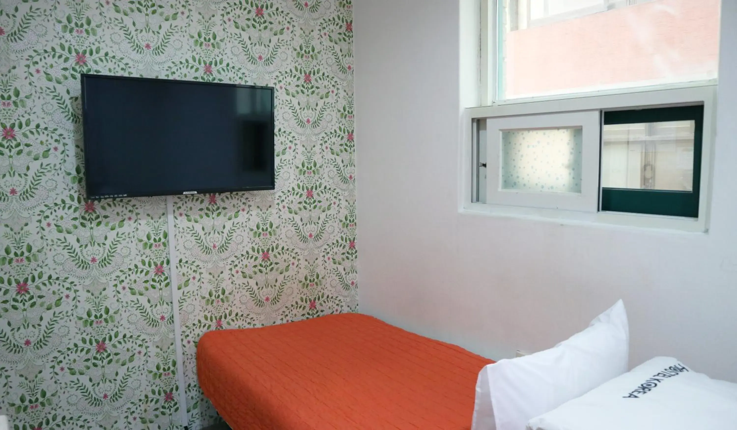 Bed, TV/Entertainment Center in Hostel Korea Original