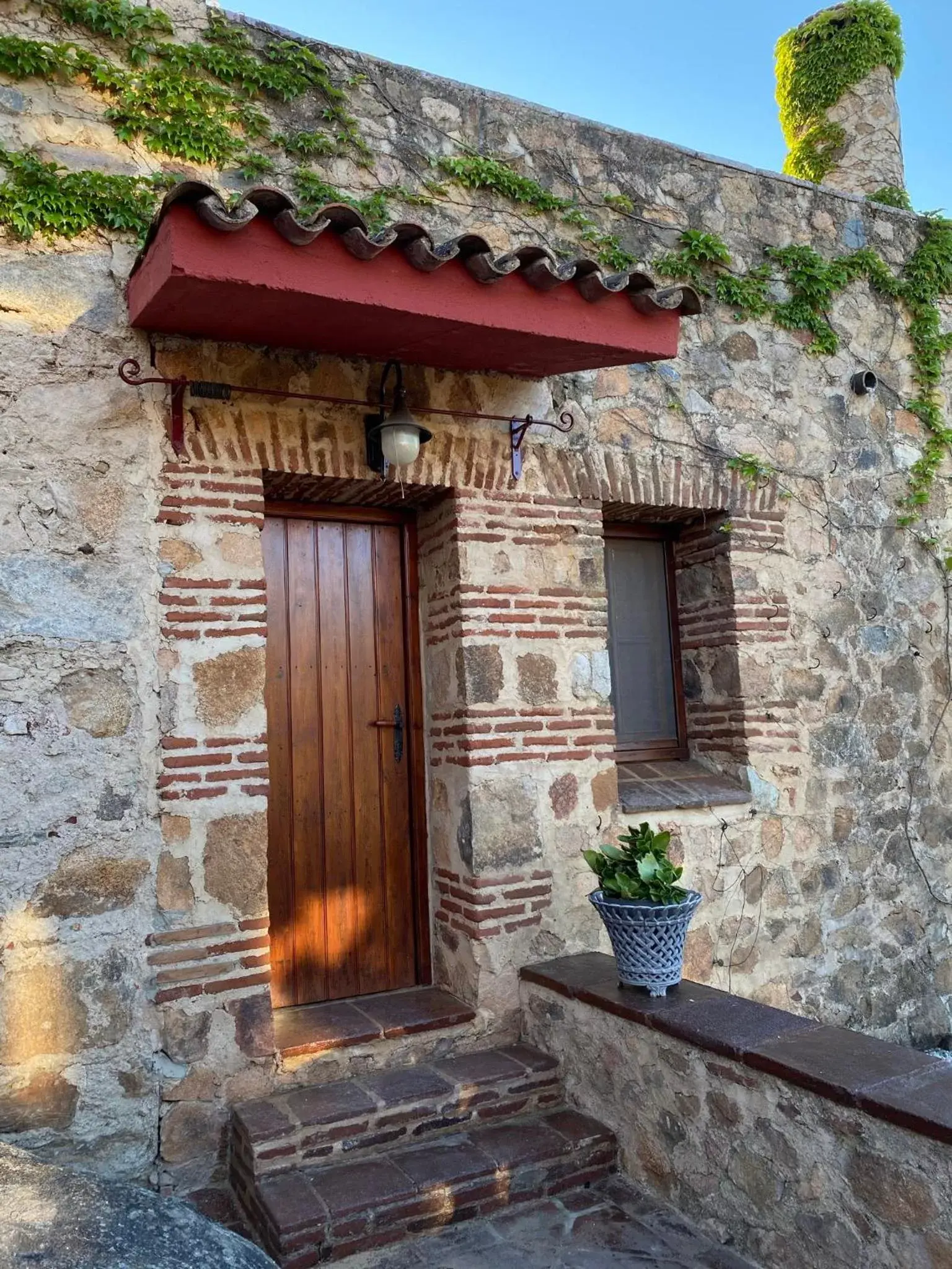 Facade/entrance in Hotel Monasterio de Rocamador