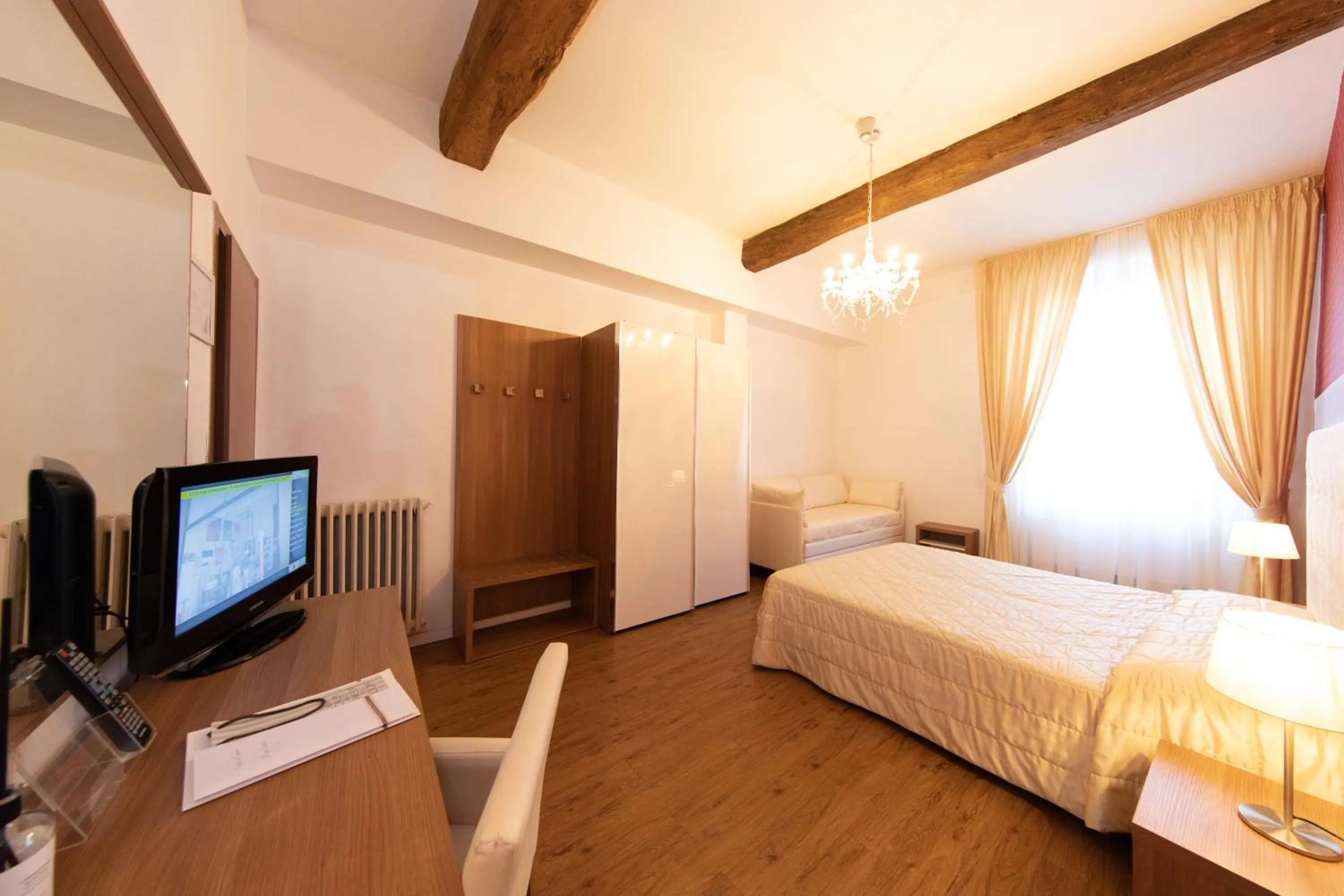 Bed in Albergo Rossini 1936 - Small & Charming