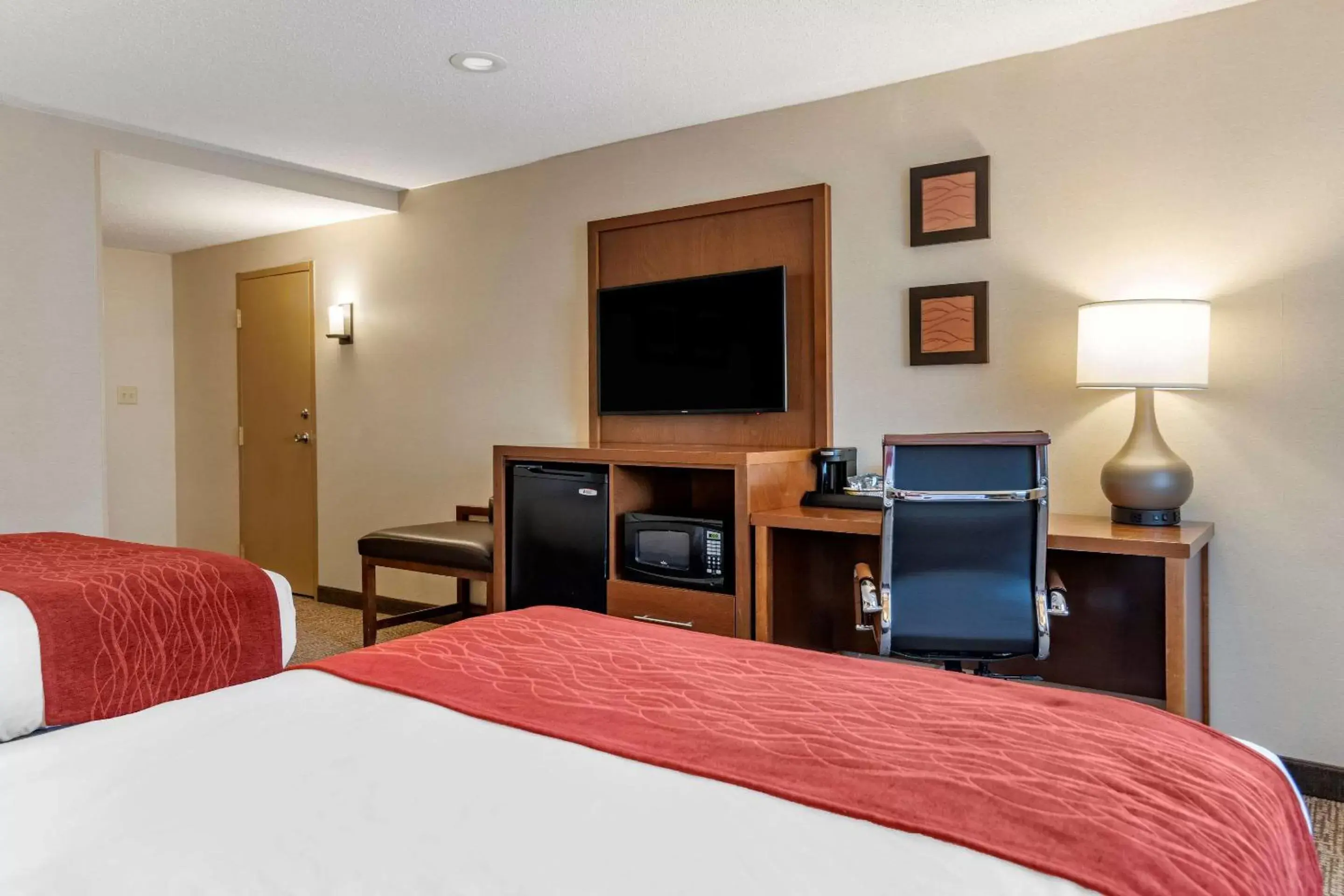 Bedroom, TV/Entertainment Center in Comfort Inn Glenmont - Albany South