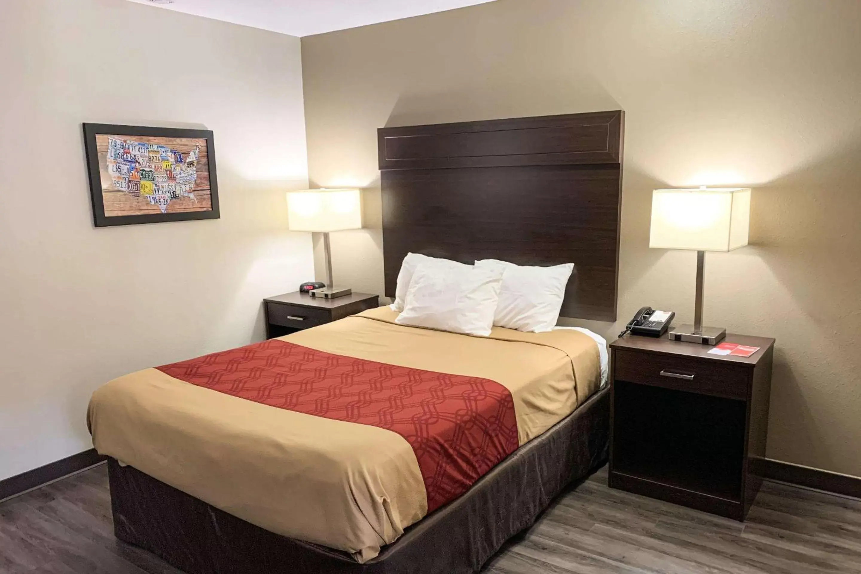 Photo of the whole room, Bed in Econo Lodge City Center