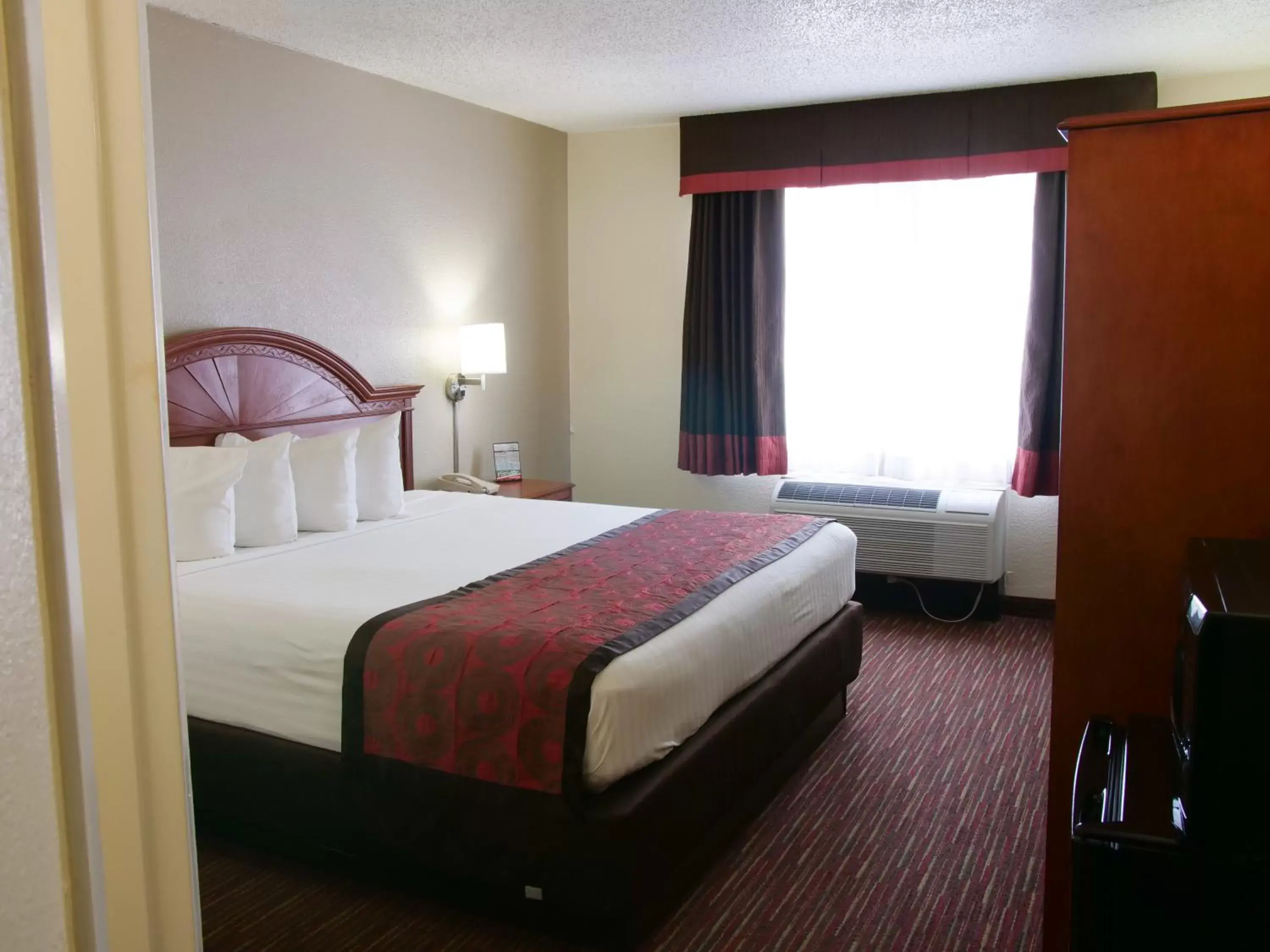 Photo of the whole room, Bed in Baymont by Wyndham Louisville East