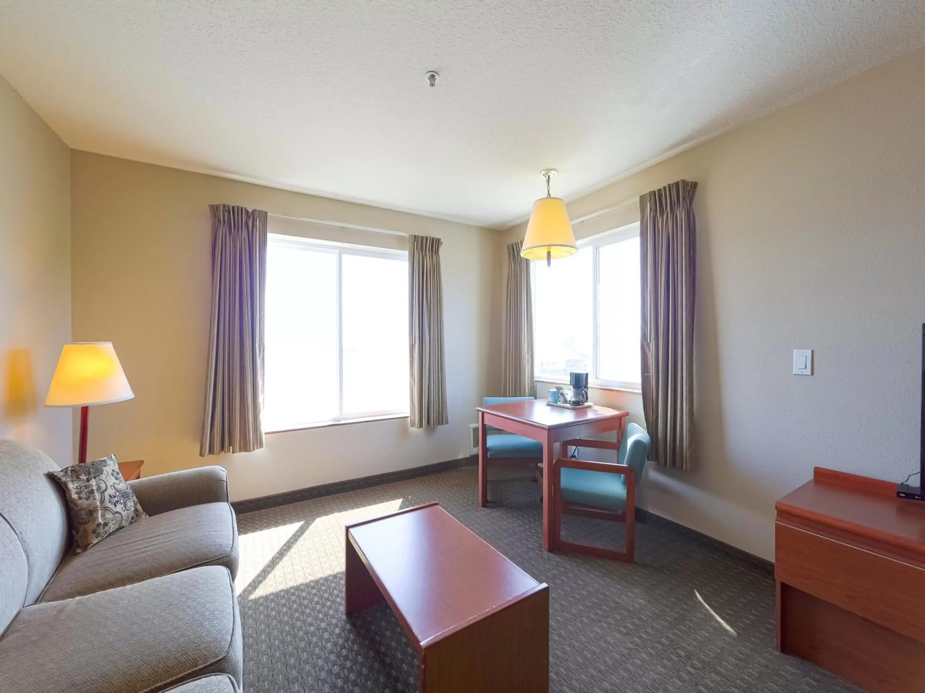 Seating Area in Siletz Bay Beachfront Hotel by OYO Lincoln City