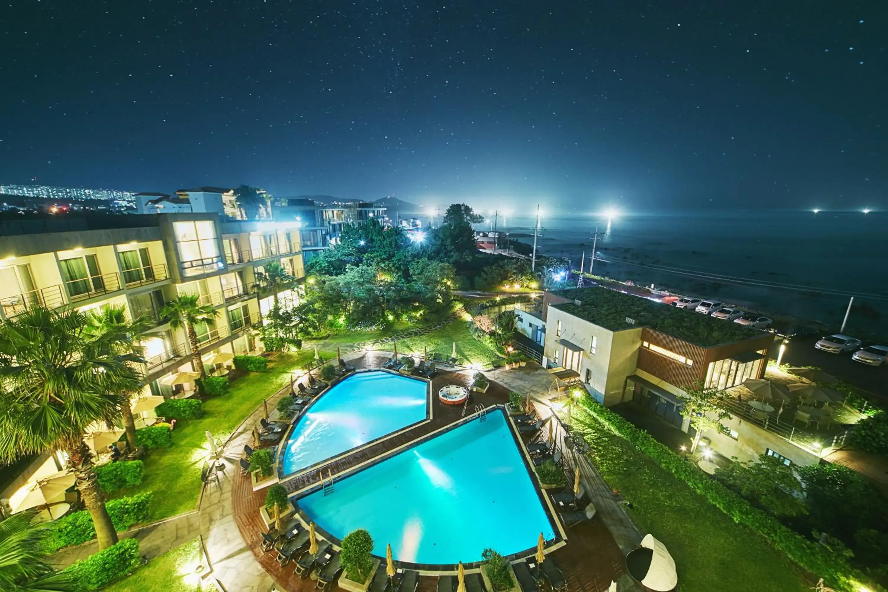 Facade/entrance, Pool View in Hotel Sumorum