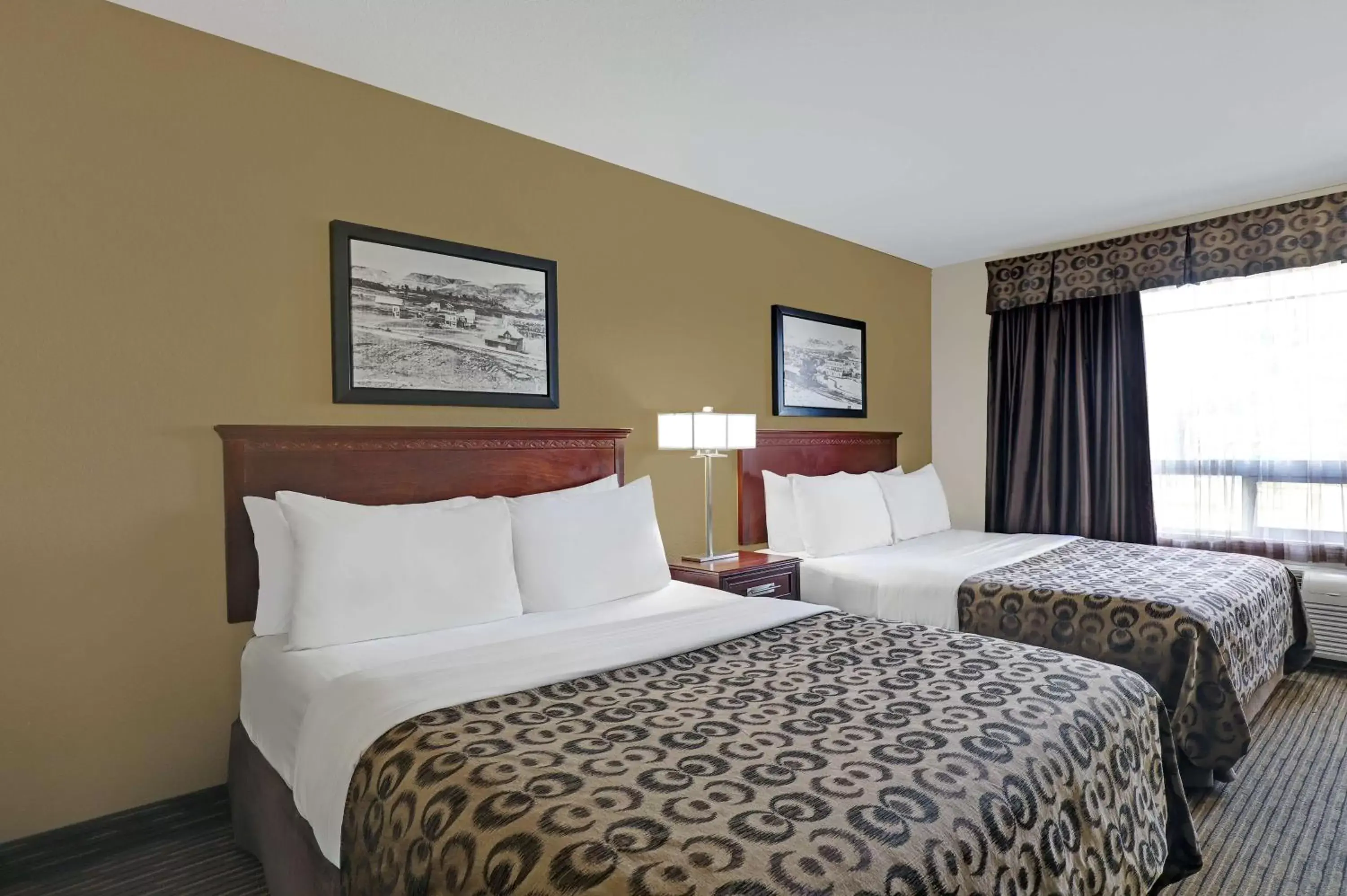 Photo of the whole room, Bed in SureStay Plus Hotel by Best Western Drumheller