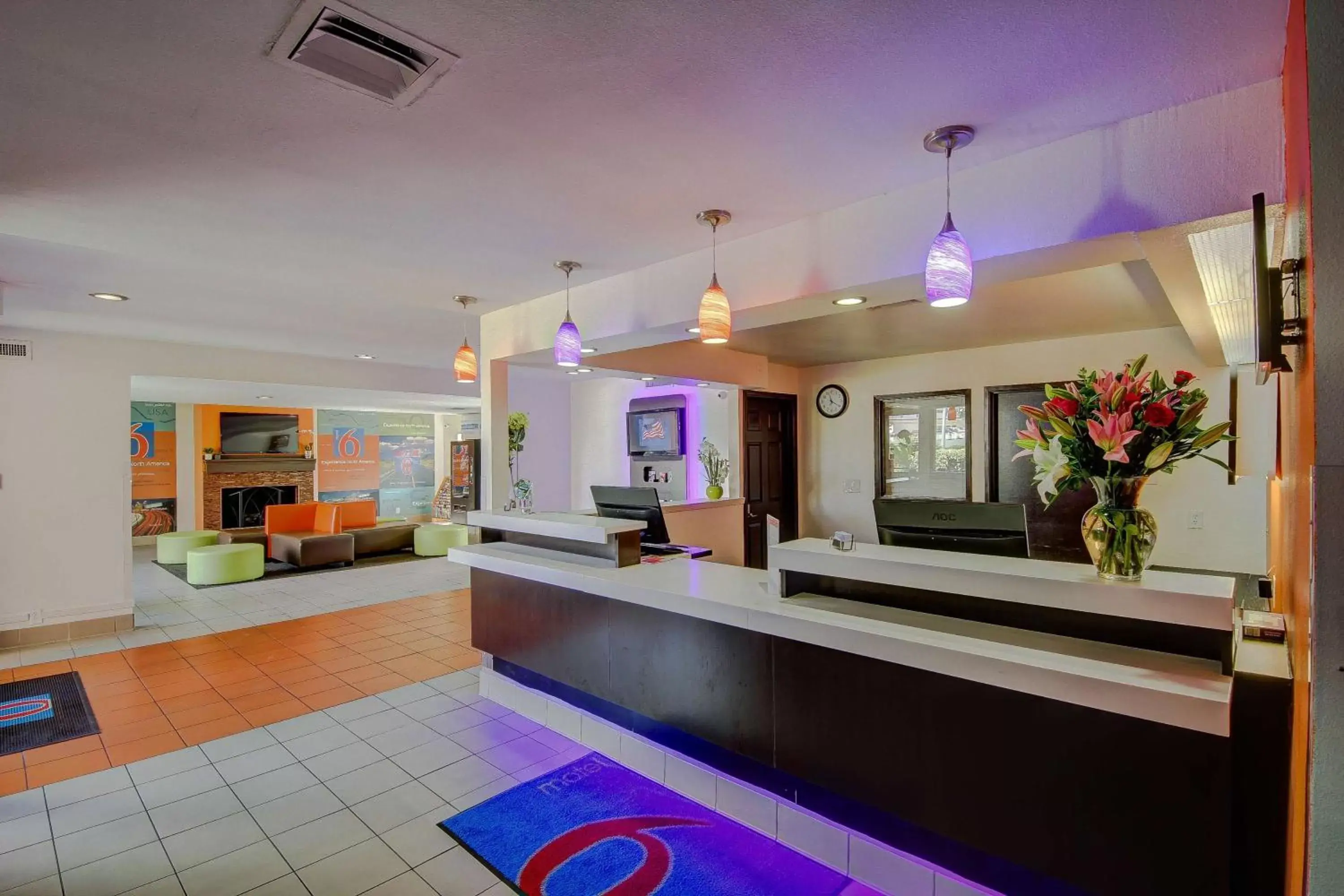 Communal lounge/ TV room, Lobby/Reception in Motel 6-San Antonio, TX - Medical Center South