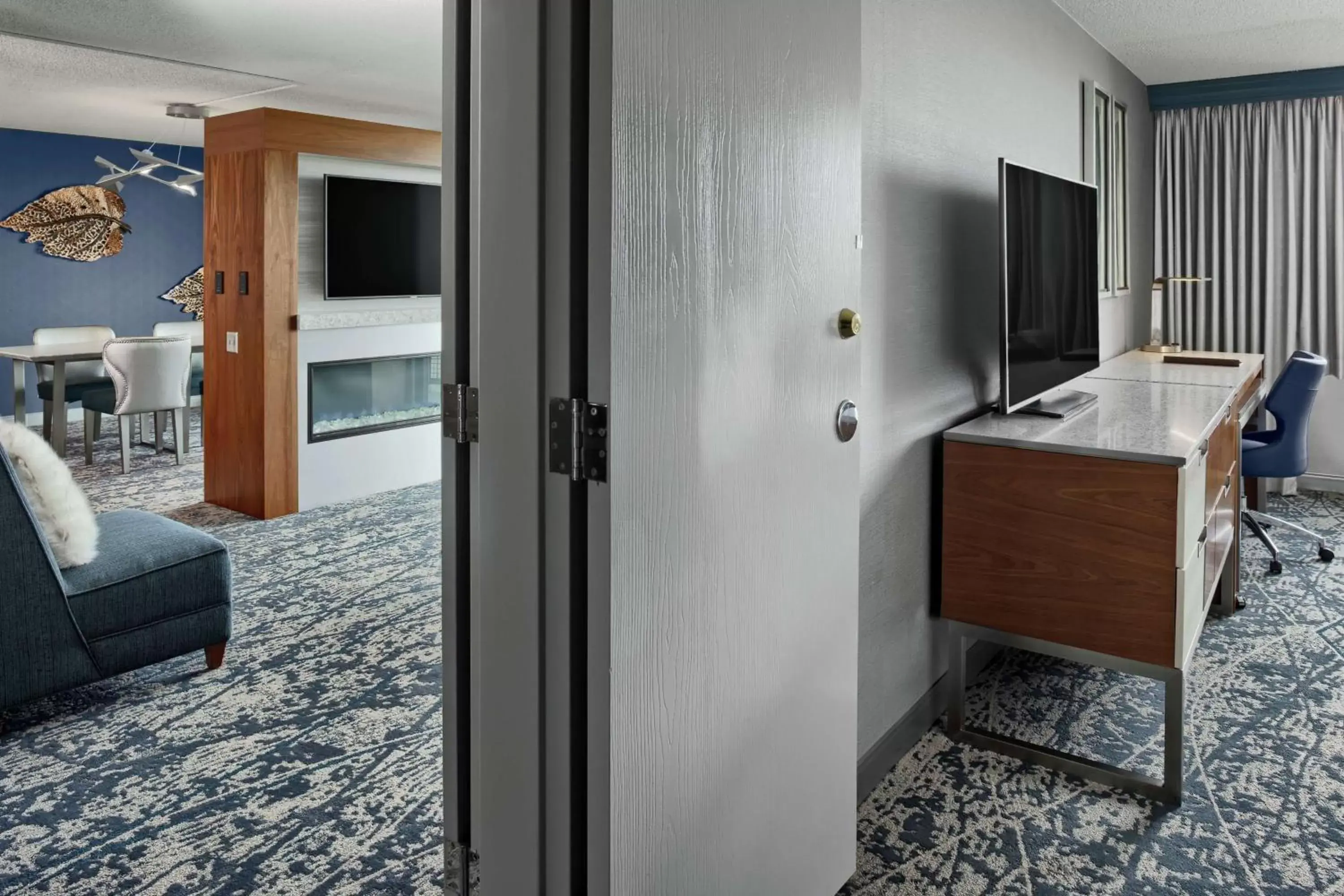 Bedroom, TV/Entertainment Center in DoubleTree by Hilton Hotel Denver