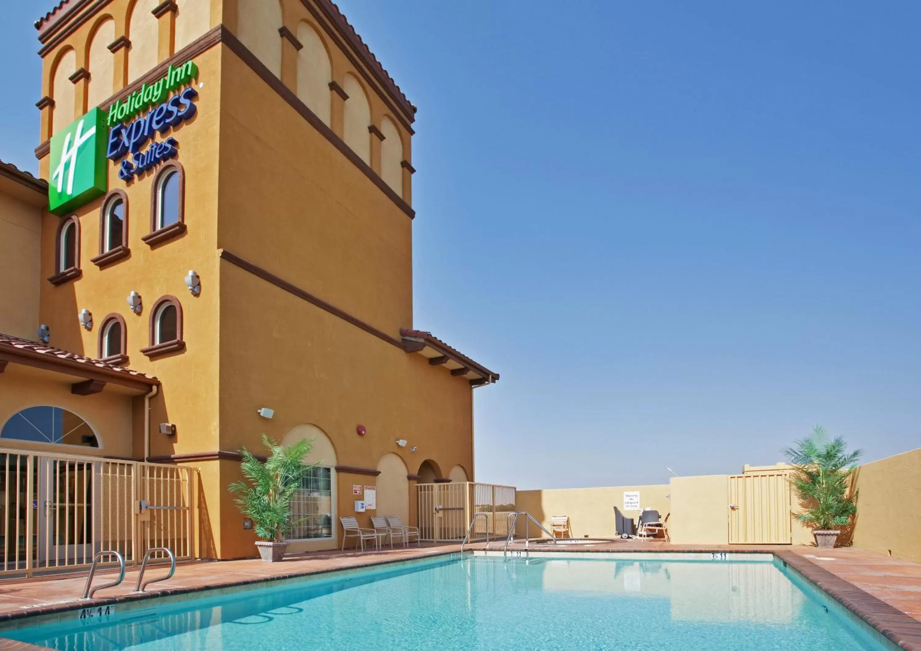 Swimming pool, Property Building in Holiday Inn Express Hotel & Suites Willows, an IHG Hotel