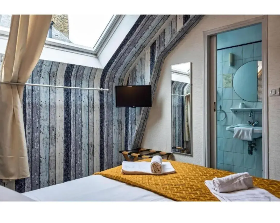 Bed in Hotel La Voilerie Cancale bord de mer