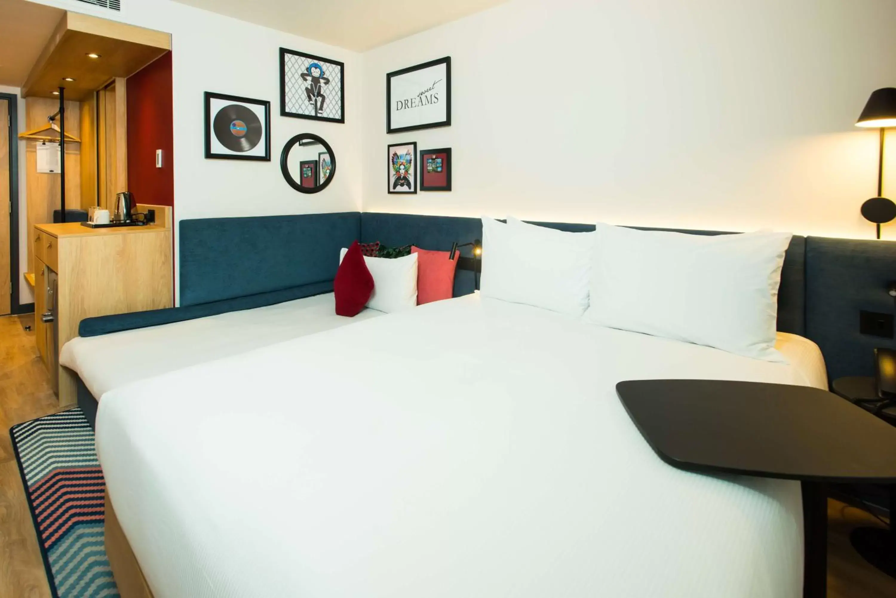Bed in Hampton by Hilton London Park Royal
