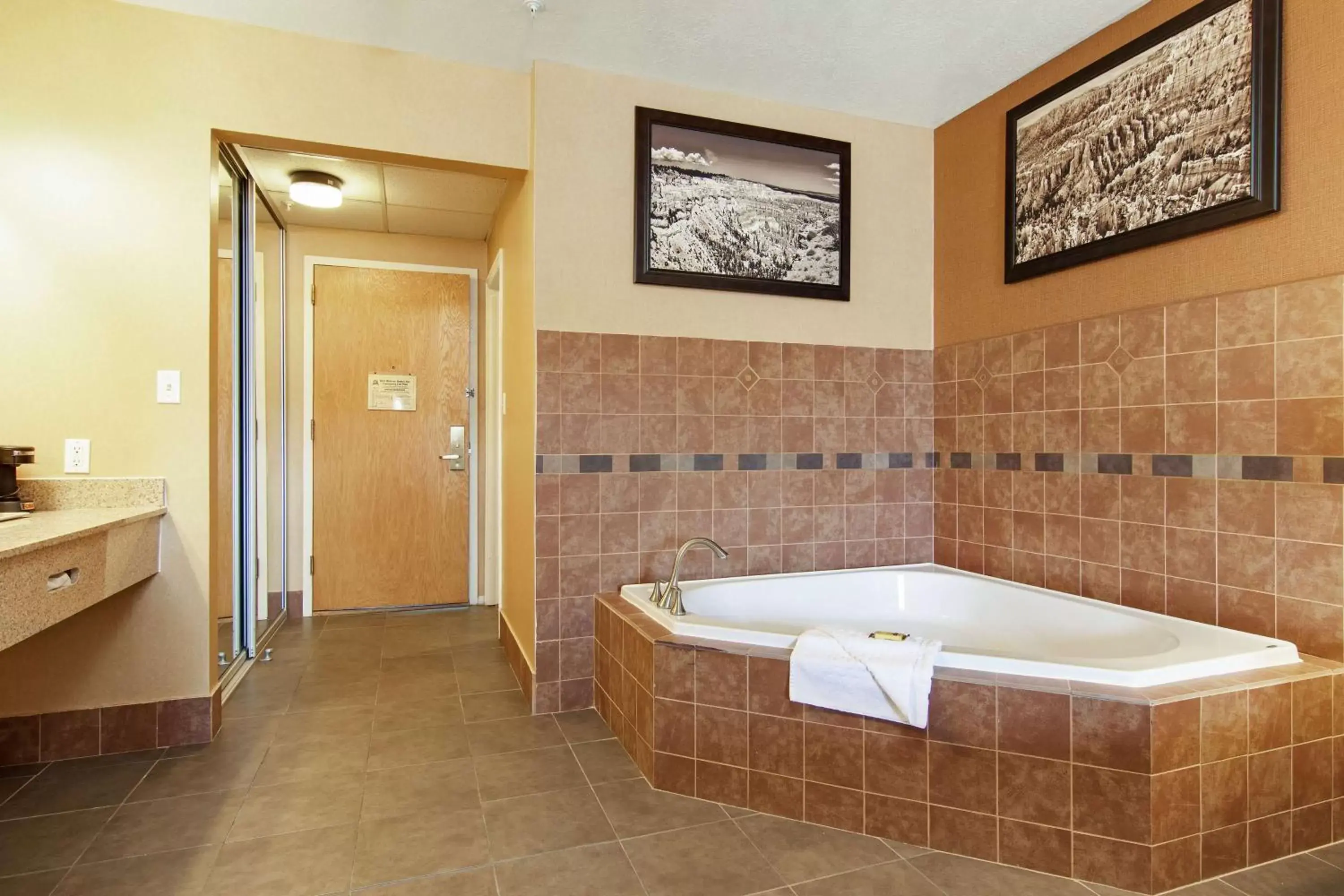 Photo of the whole room, Bathroom in Best Western PLUS Ruby's Inn