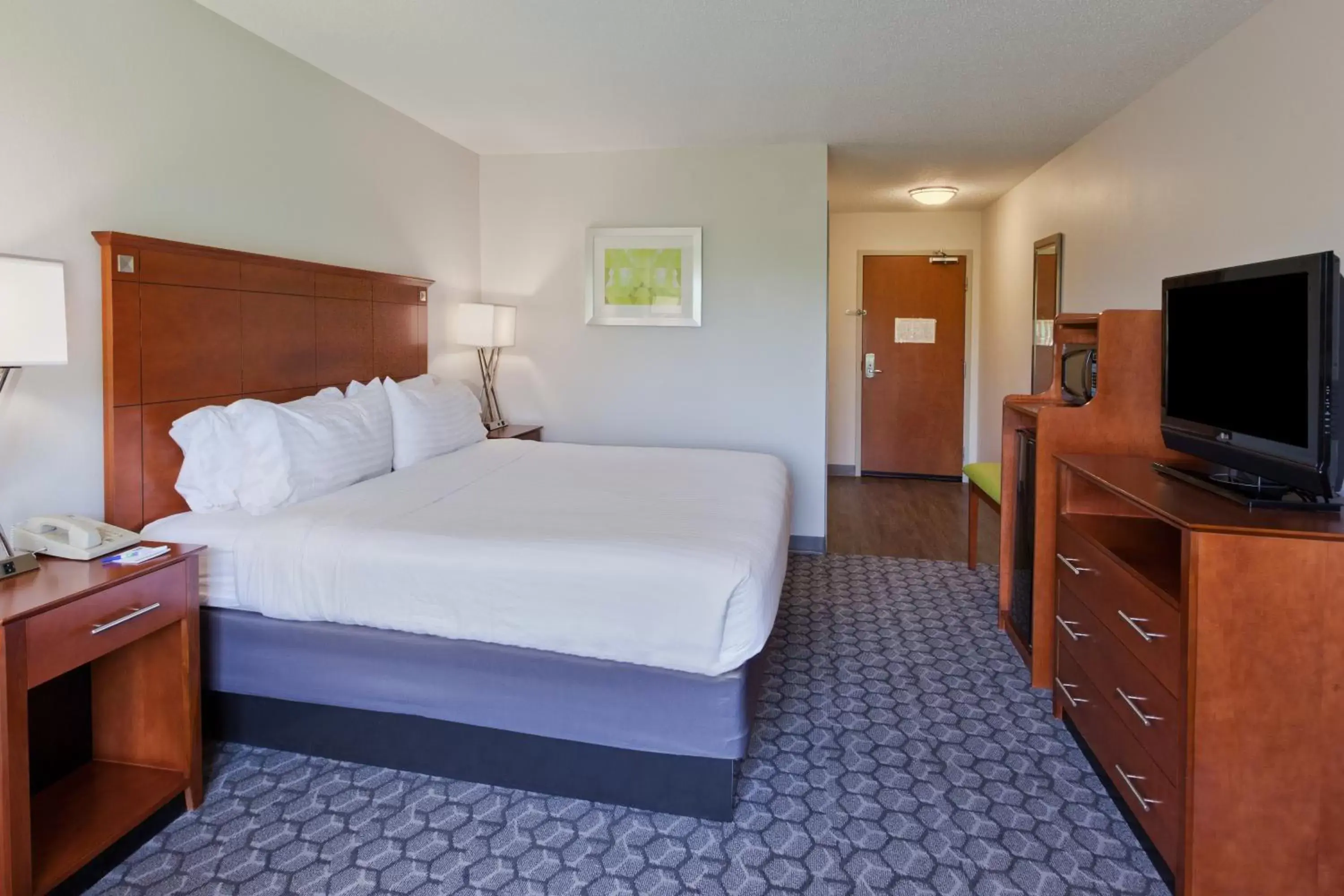 Photo of the whole room, Bed in Holiday Inn Express Phenix City-Fort Benning, an IHG Hotel