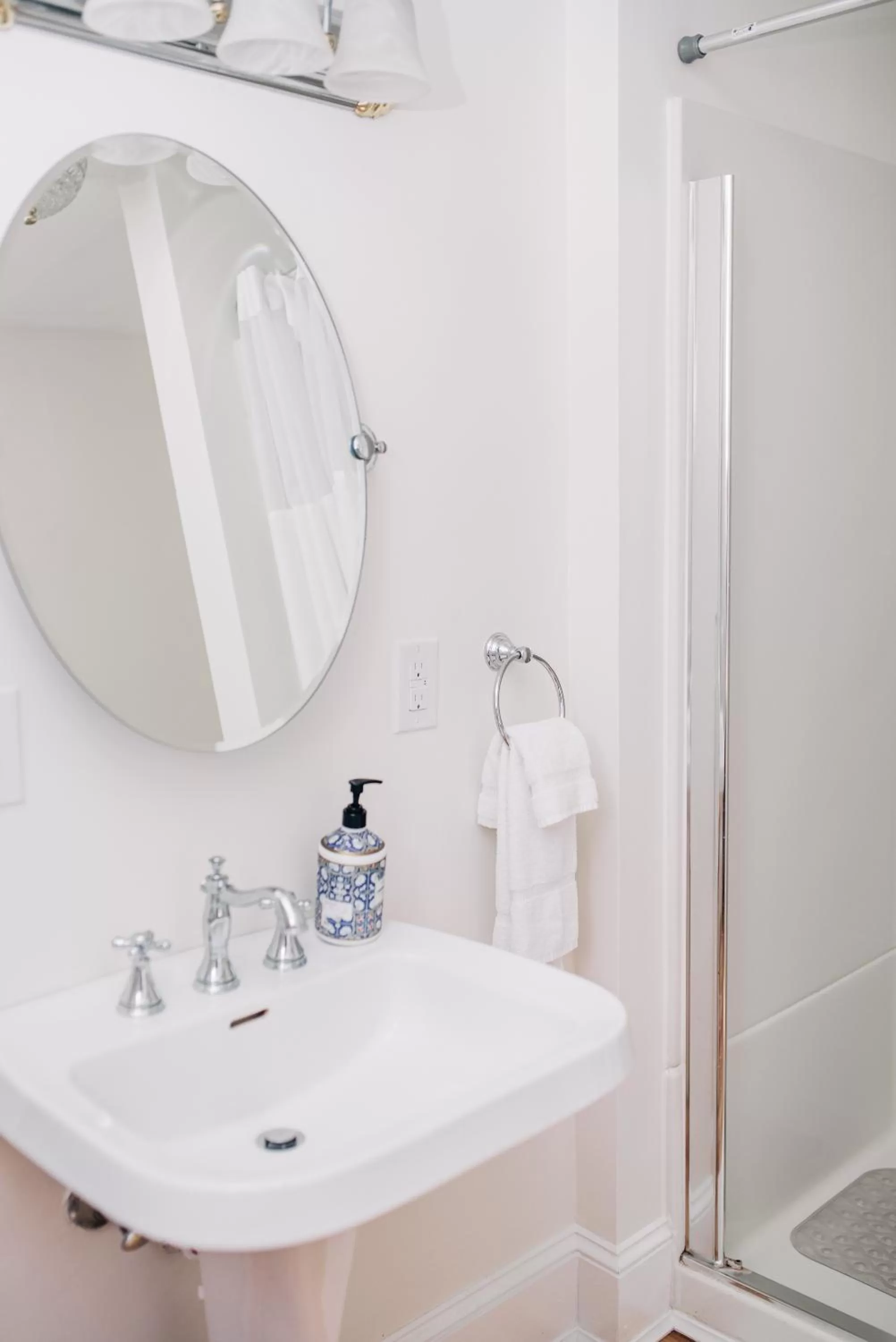 Bath in Benn Conger Inn