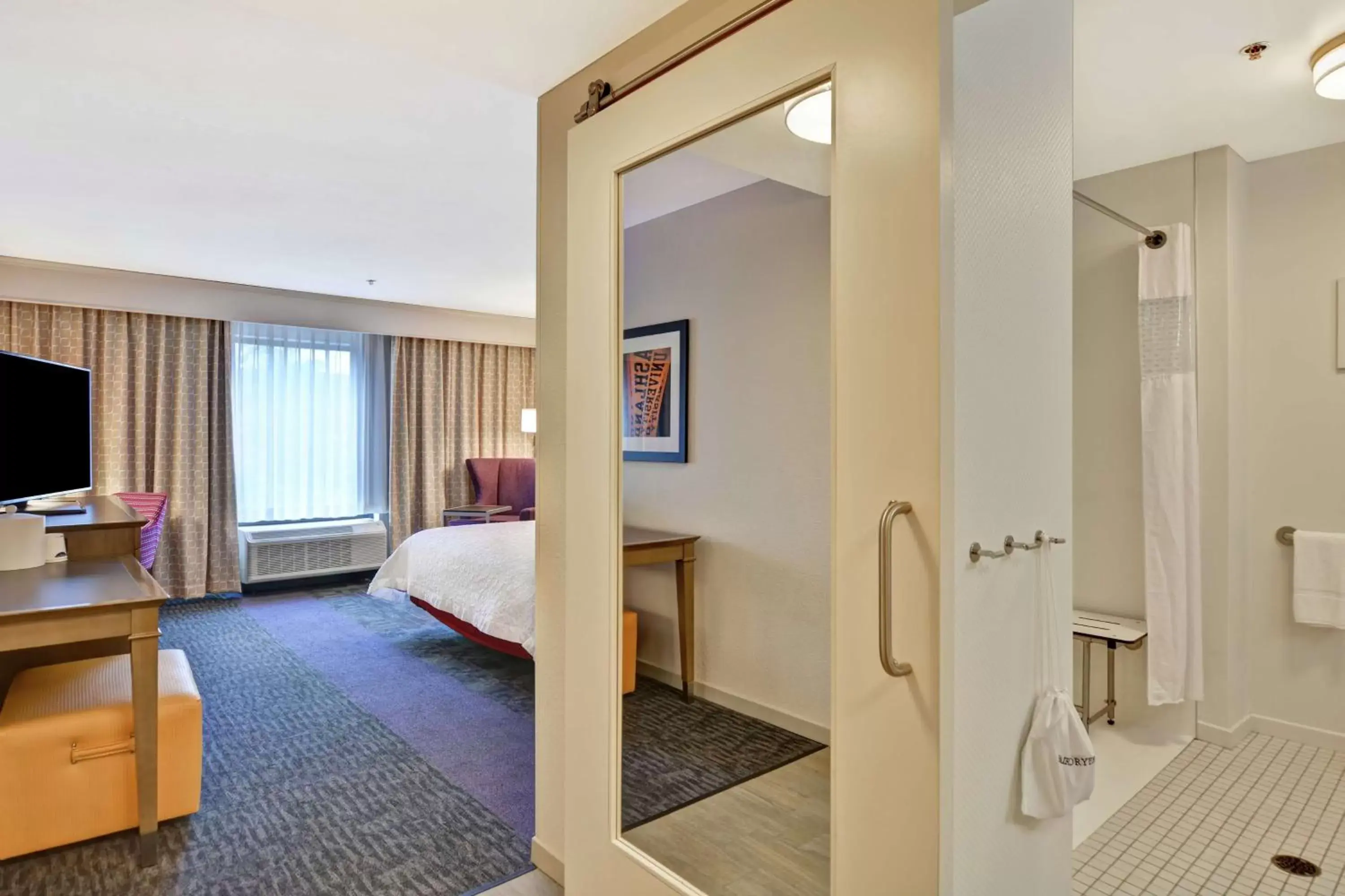 Bathroom, Bed in Hampton Inn By Hilton Suites Ashland, Ohio