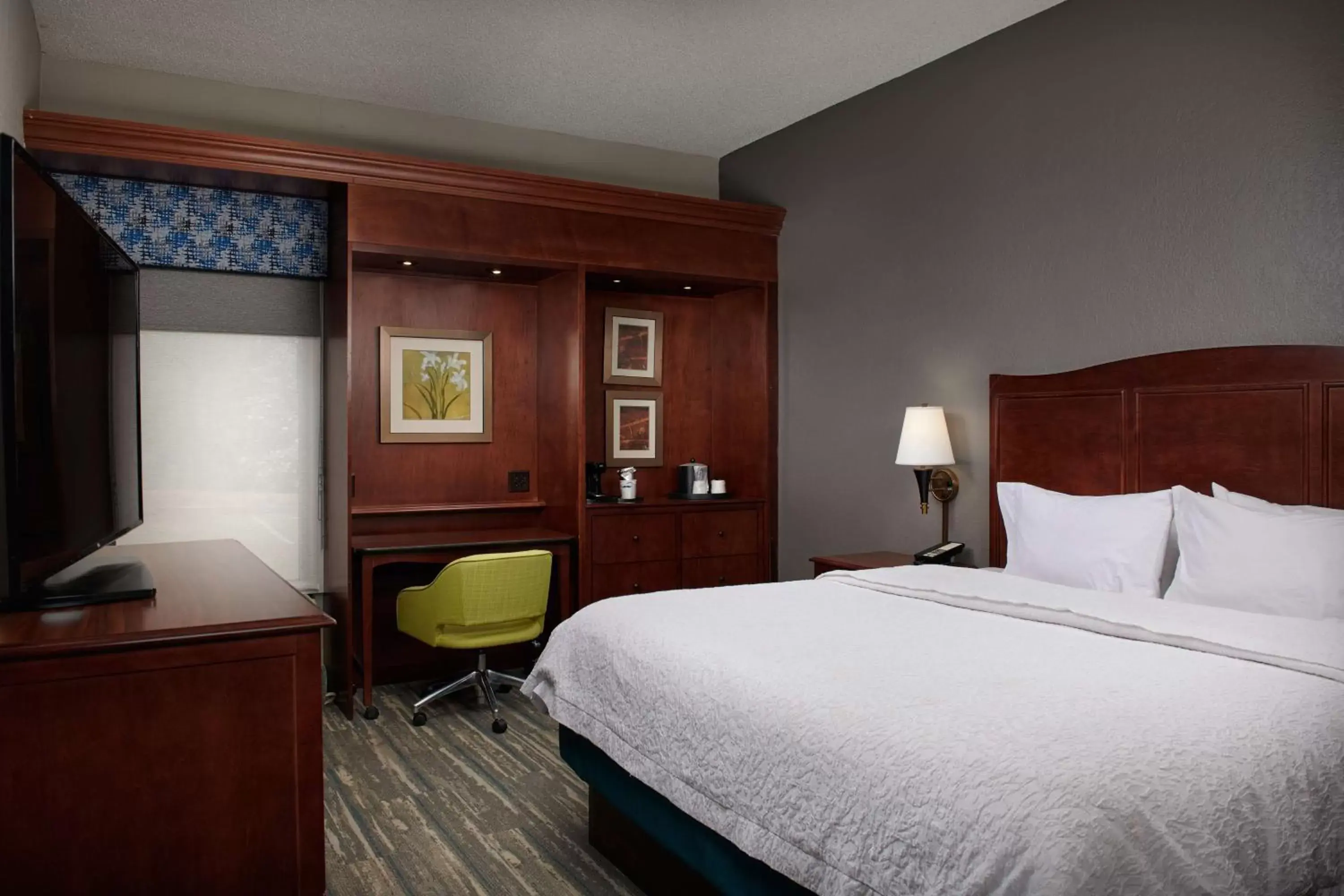 Bed in Hampton Inn Atlanta-Cumberland Mall/Cobb Galleria Area