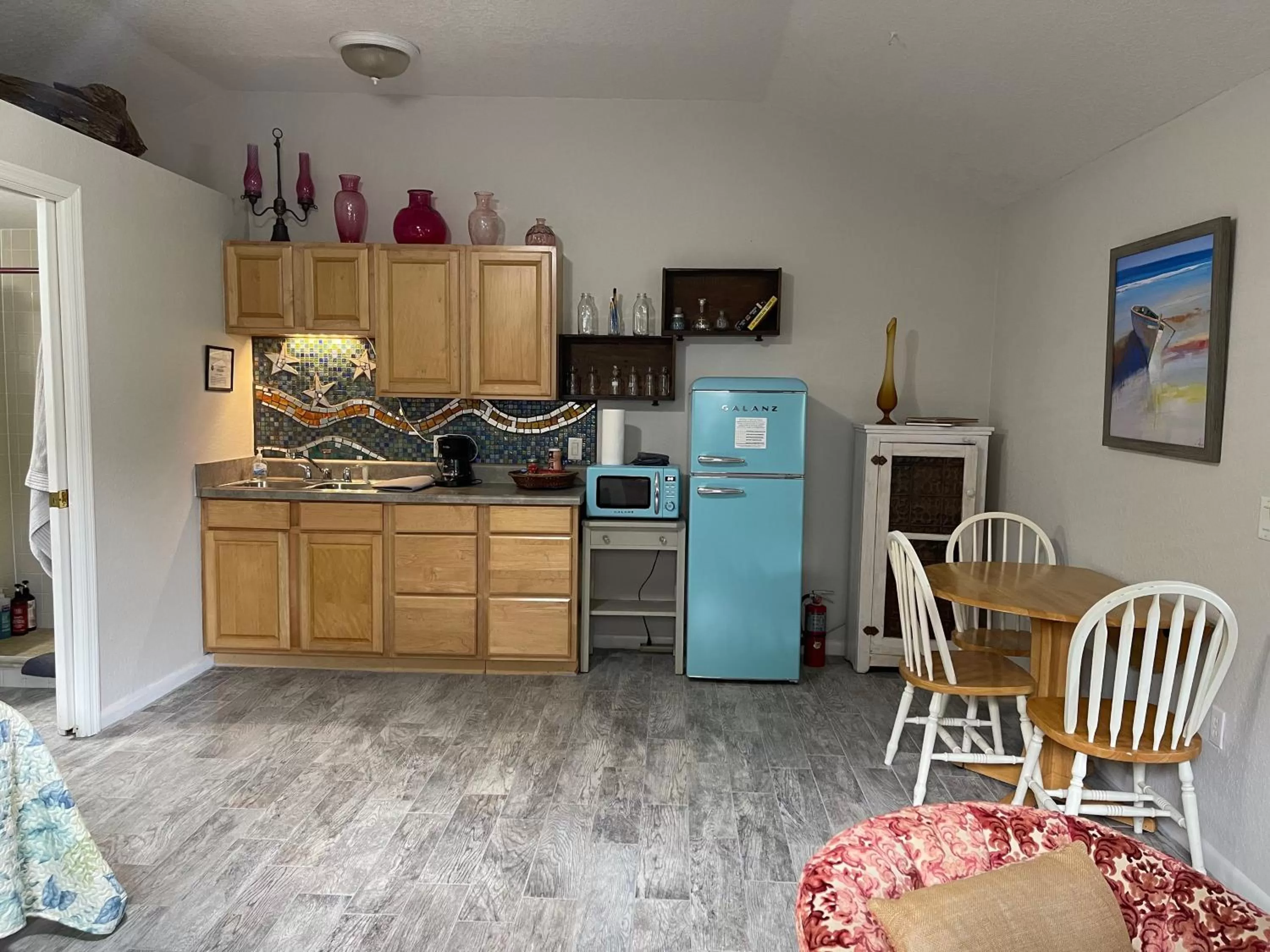 Kitchen or kitchenette in Nature Coast Inn & Cottages