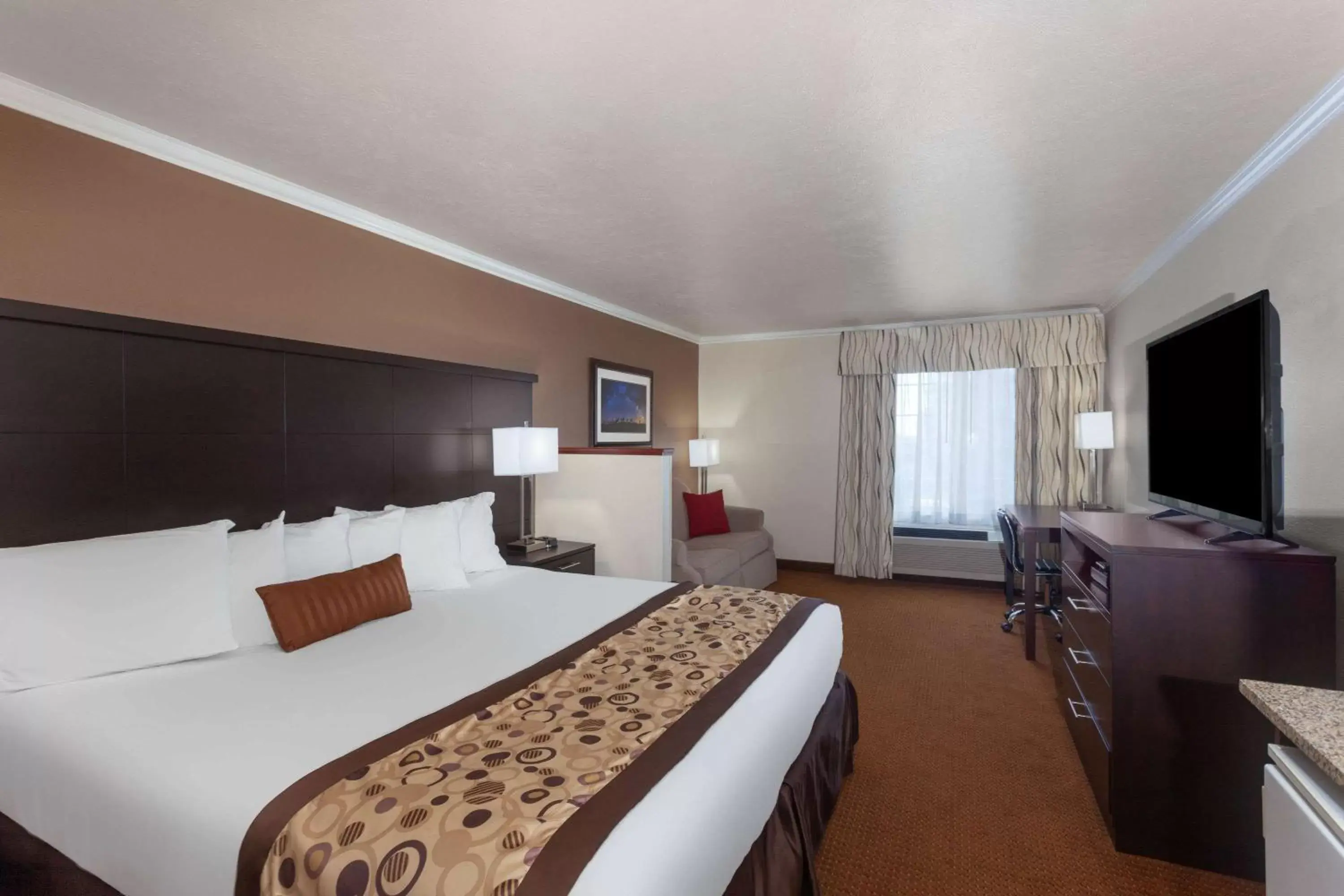 Photo of the whole room, Bed in Ramada by Wyndham Moses Lake