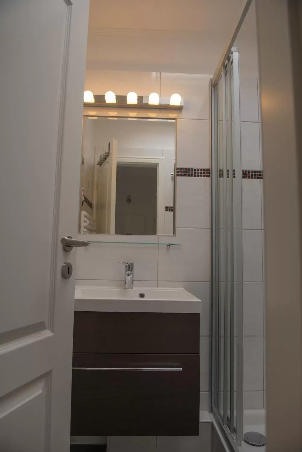 Shower, Bathroom in Hotel Stadt Cuxhaven