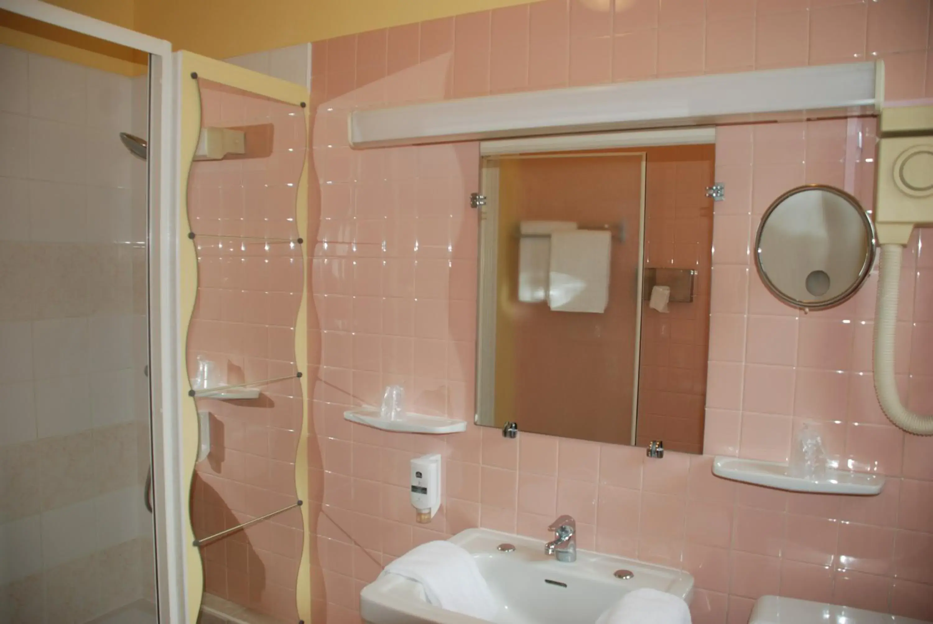 Bathroom in The Originals City, Hotel Cathedrale, Lisieux (Inter-Hotel)