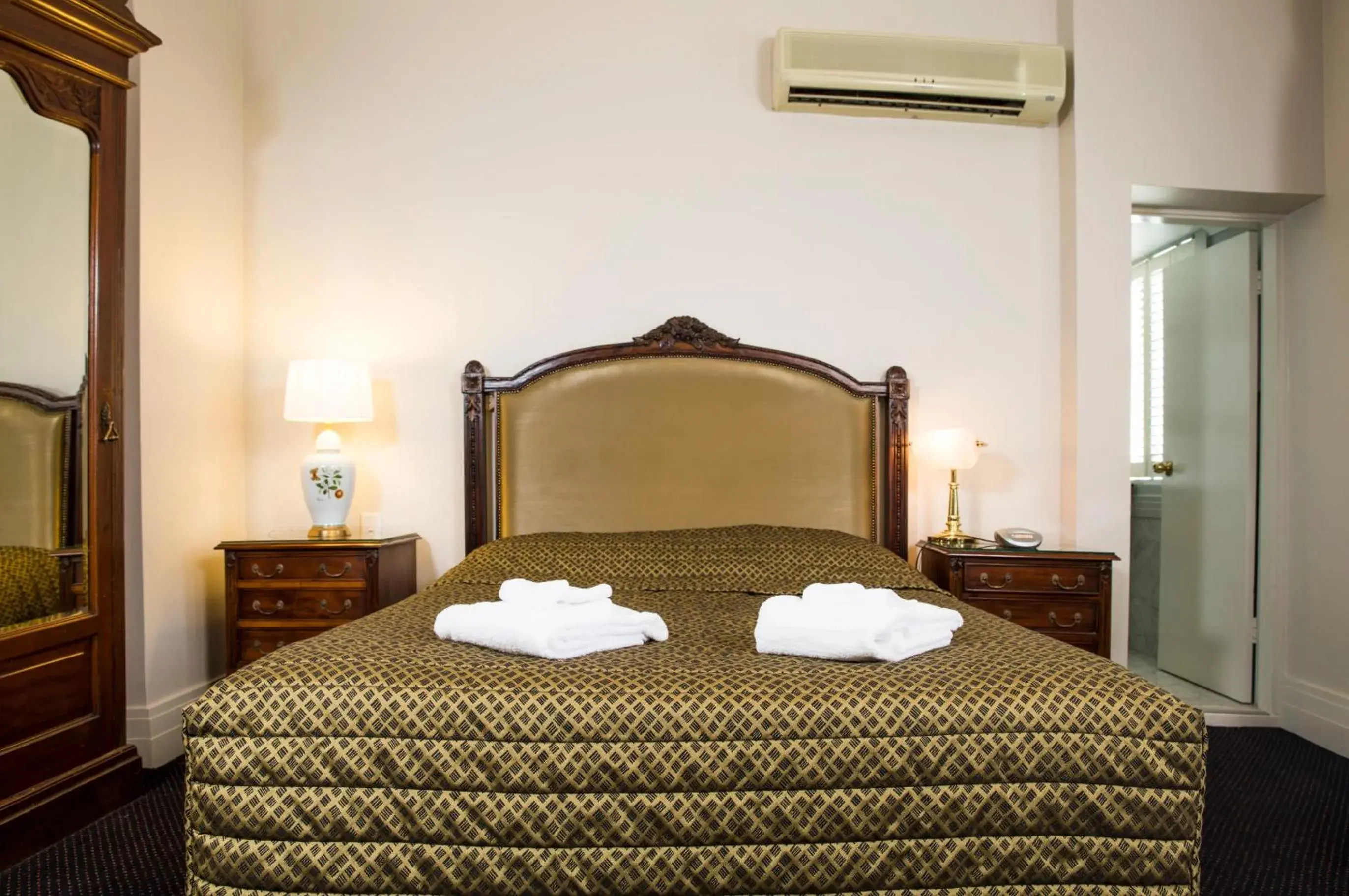 Bedroom, Bed in Royal Exhibition Hotel